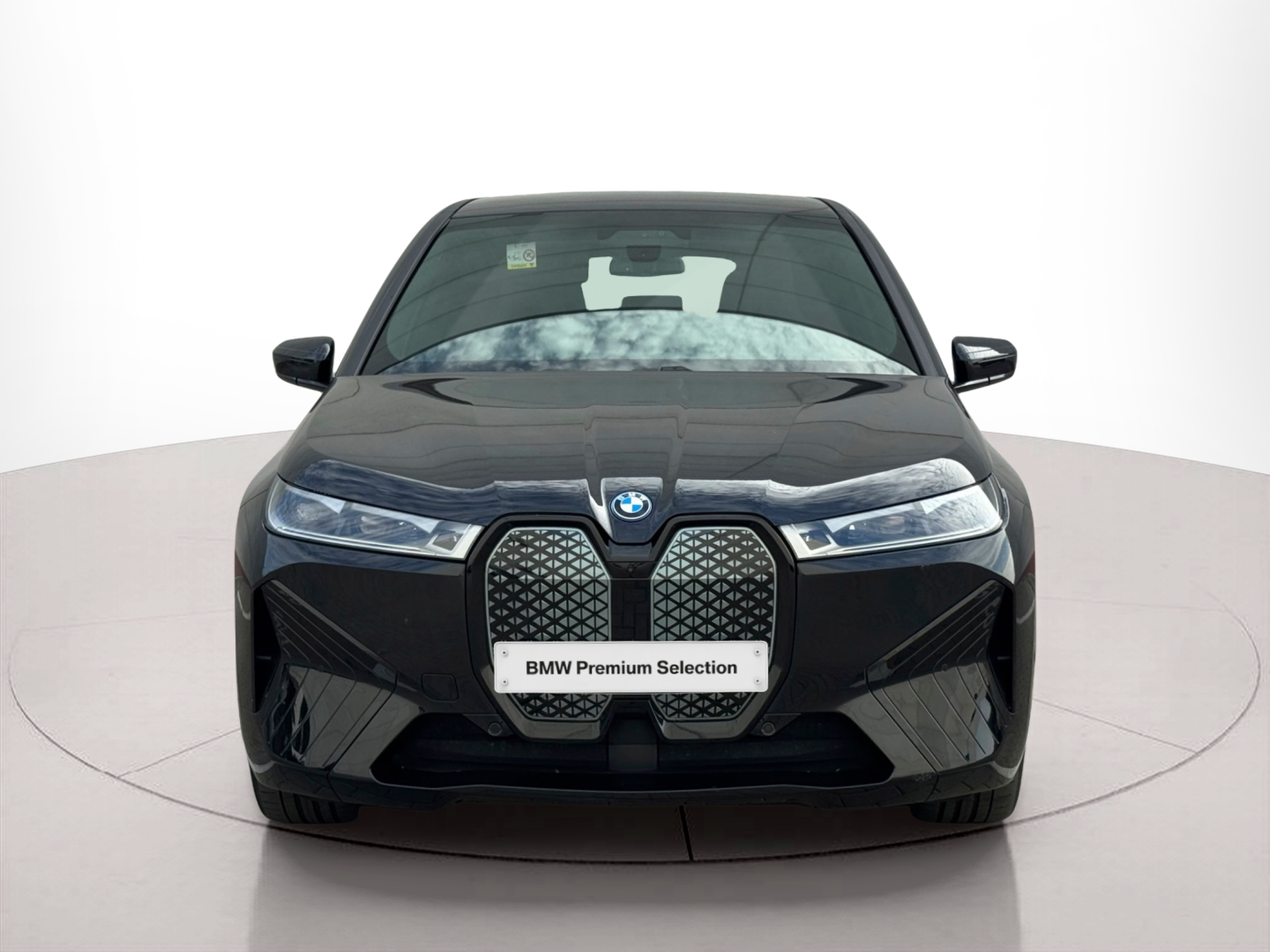 BMW iX xDrive50 color Negro. Año 2023. 385KW(523CV). Elétrico. En concesionario BMcar Viana do Castelo de Viana do Castelo