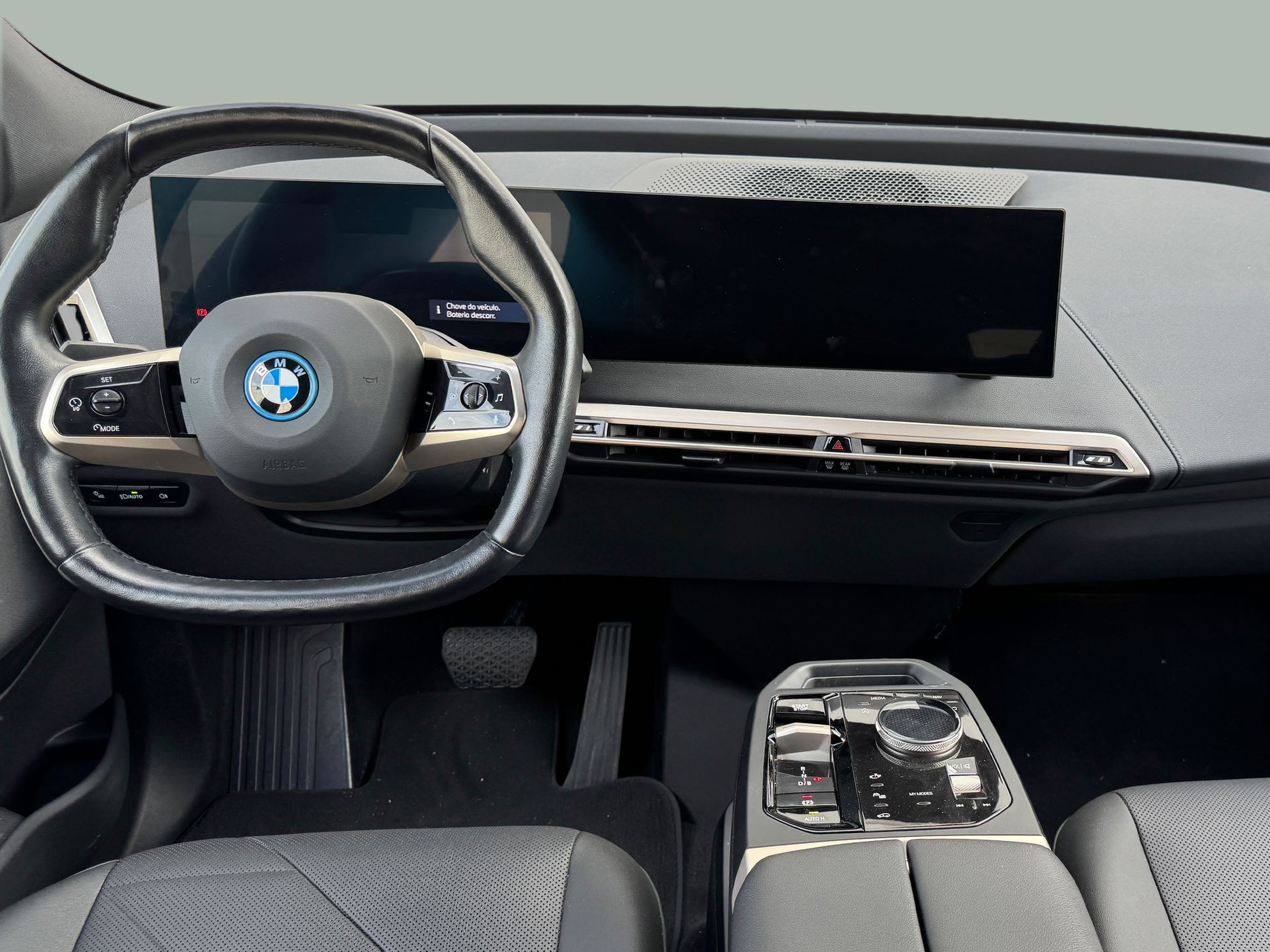 BMW iX xDrive50 color Negro. Año 2023. 385KW(523CV). Elétrico. En concesionario BMcar Viana do Castelo de Viana do Castelo