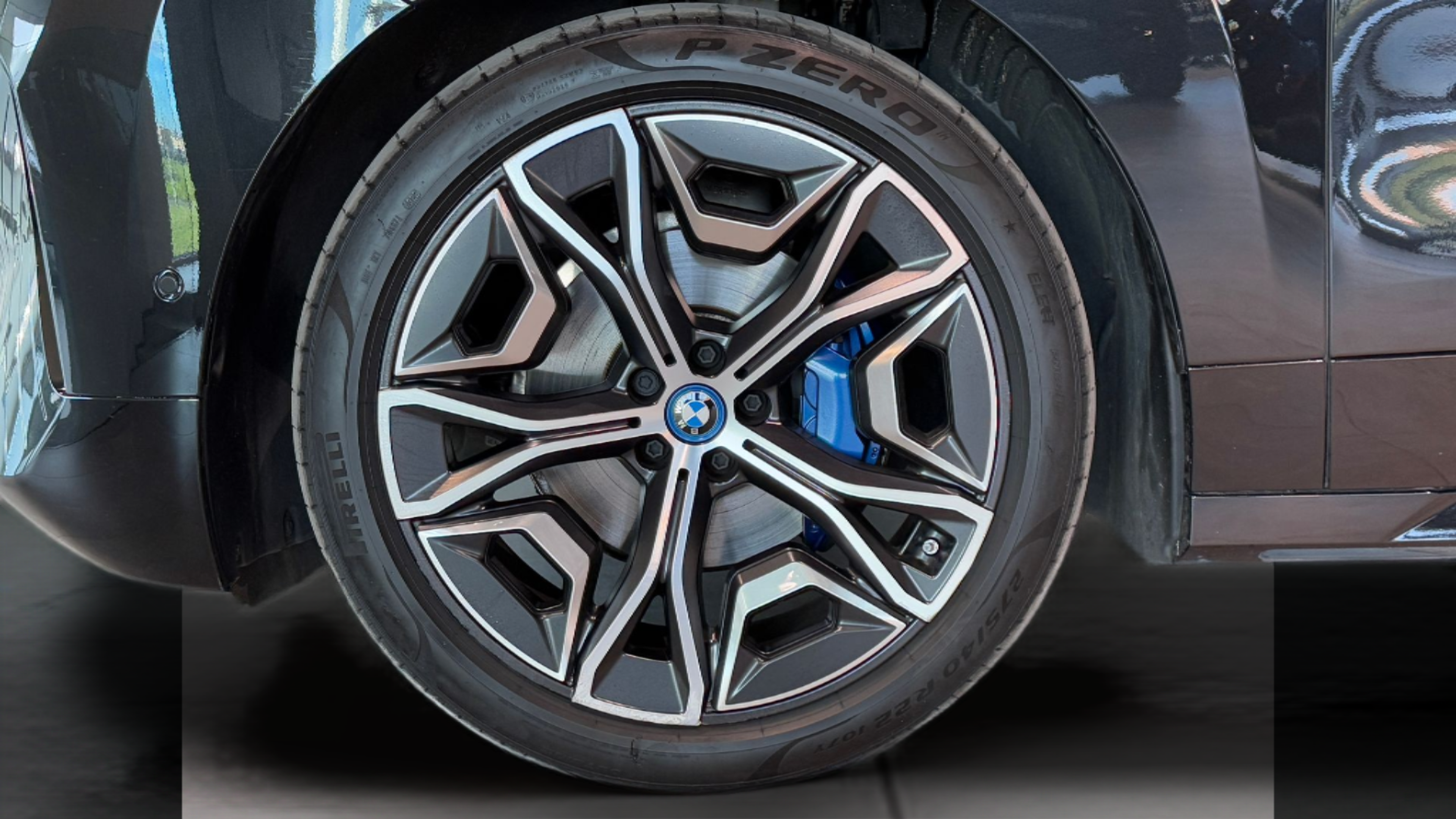BMW iX xDrive50 color Negro. Año 2023. 385KW(523CV). Elétrico. En concesionario BMcar Braga de Braga