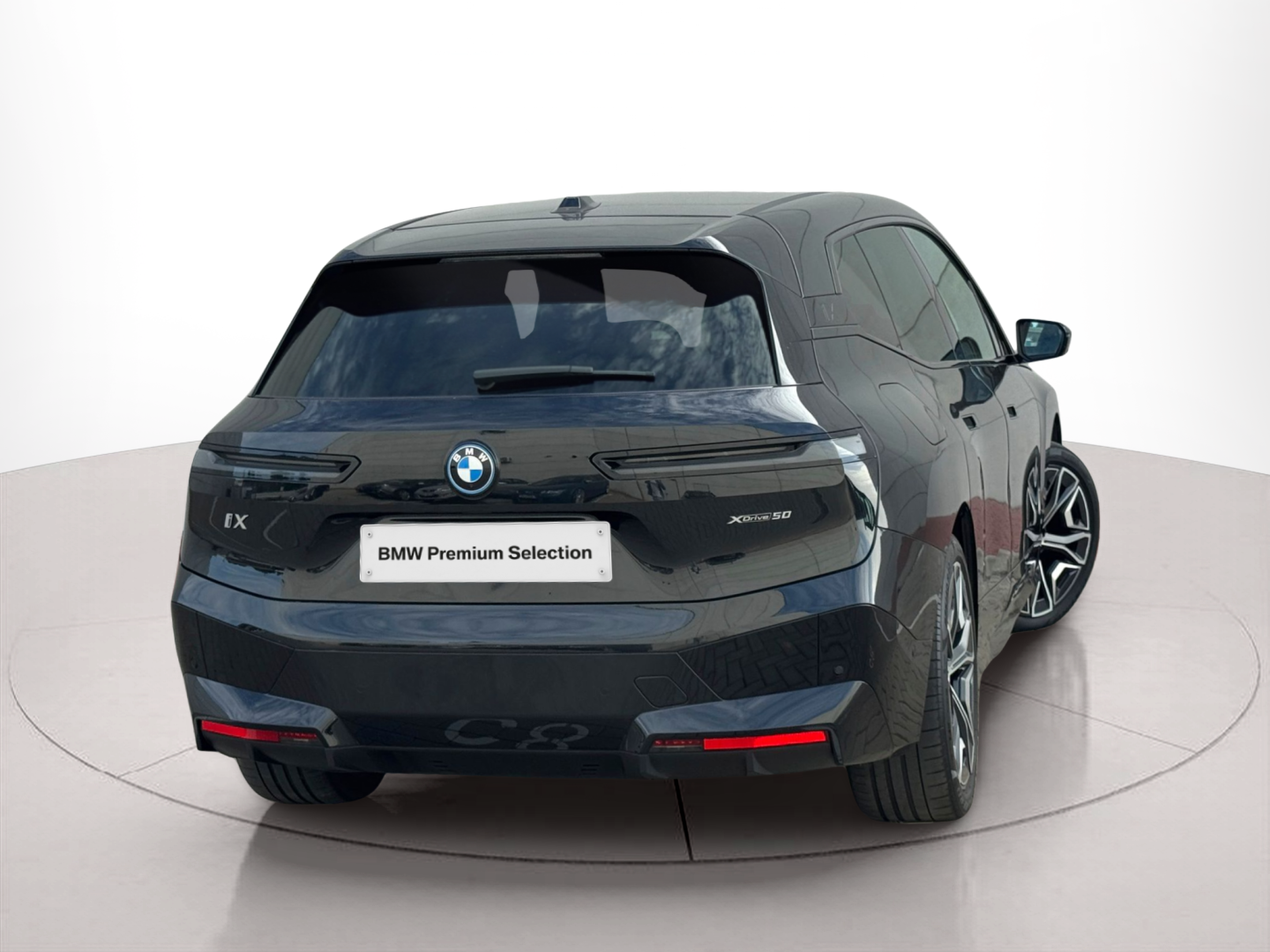 BMW iX xDrive50 color Negro. Año 2023. 385KW(523CV). Elétrico. En concesionario BMcar Viana do Castelo de Viana do Castelo