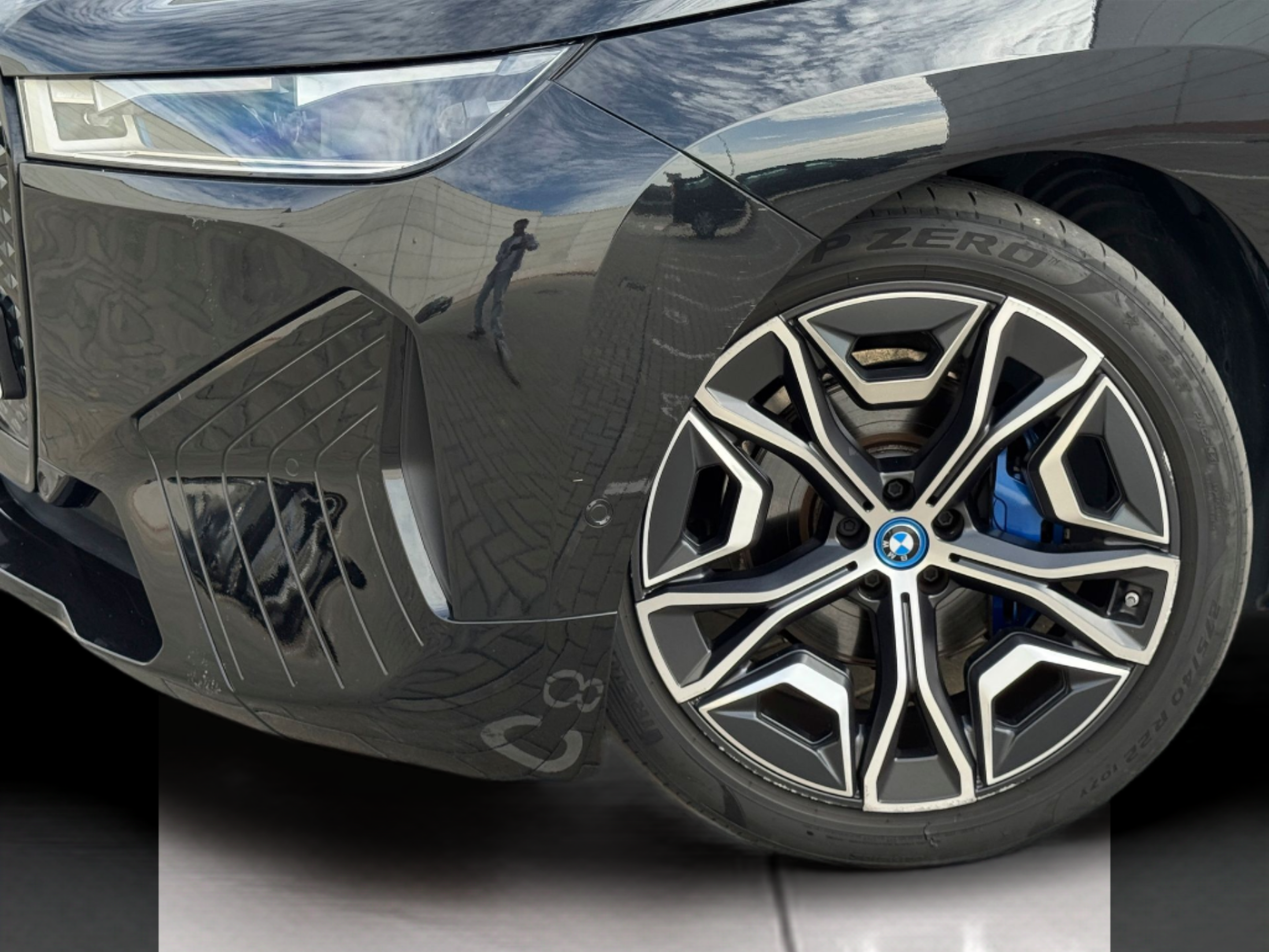 BMW iX xDrive50 color Negro. Año 2023. 385KW(523CV). Elétrico. En concesionario BMcar Viana do Castelo de Viana do Castelo