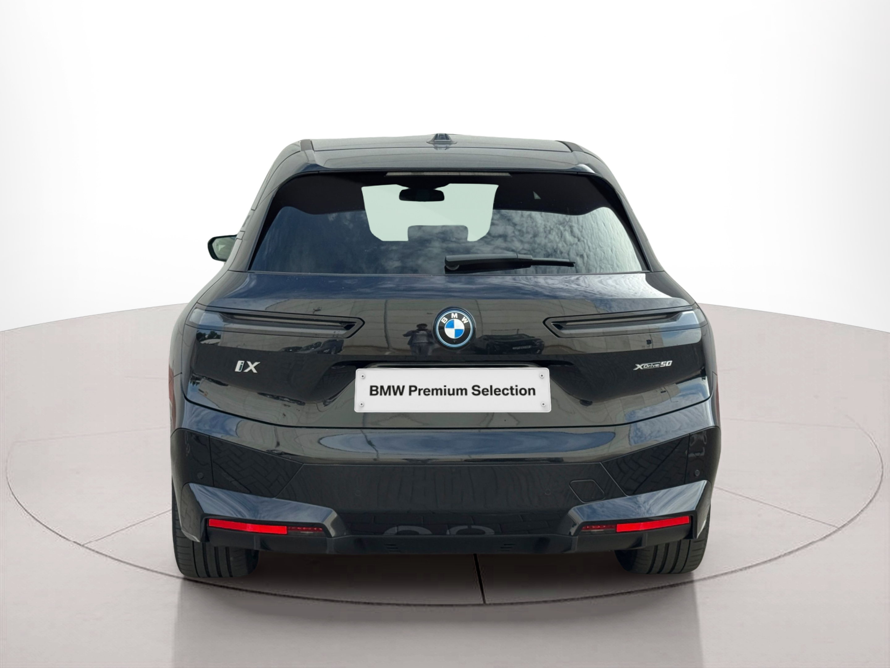 BMW iX xDrive50 color Negro. Año 2023. 385KW(523CV). Elétrico. En concesionario BMcar Viana do Castelo de Viana do Castelo