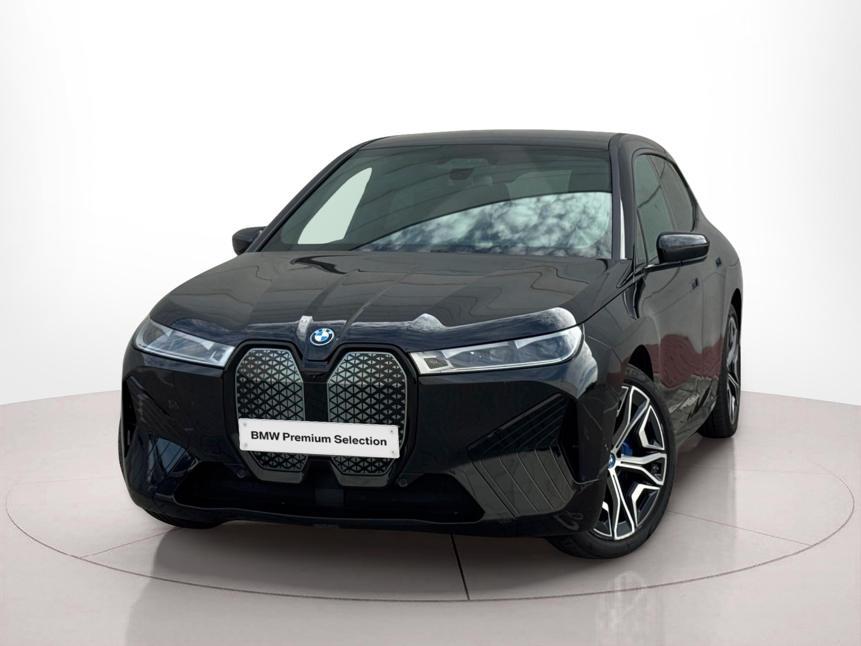 BMW iX xDrive50 color Negro. Año 2023. 385KW(523CV). Elétrico. En concesionario BMcar Viana do Castelo de Viana do Castelo