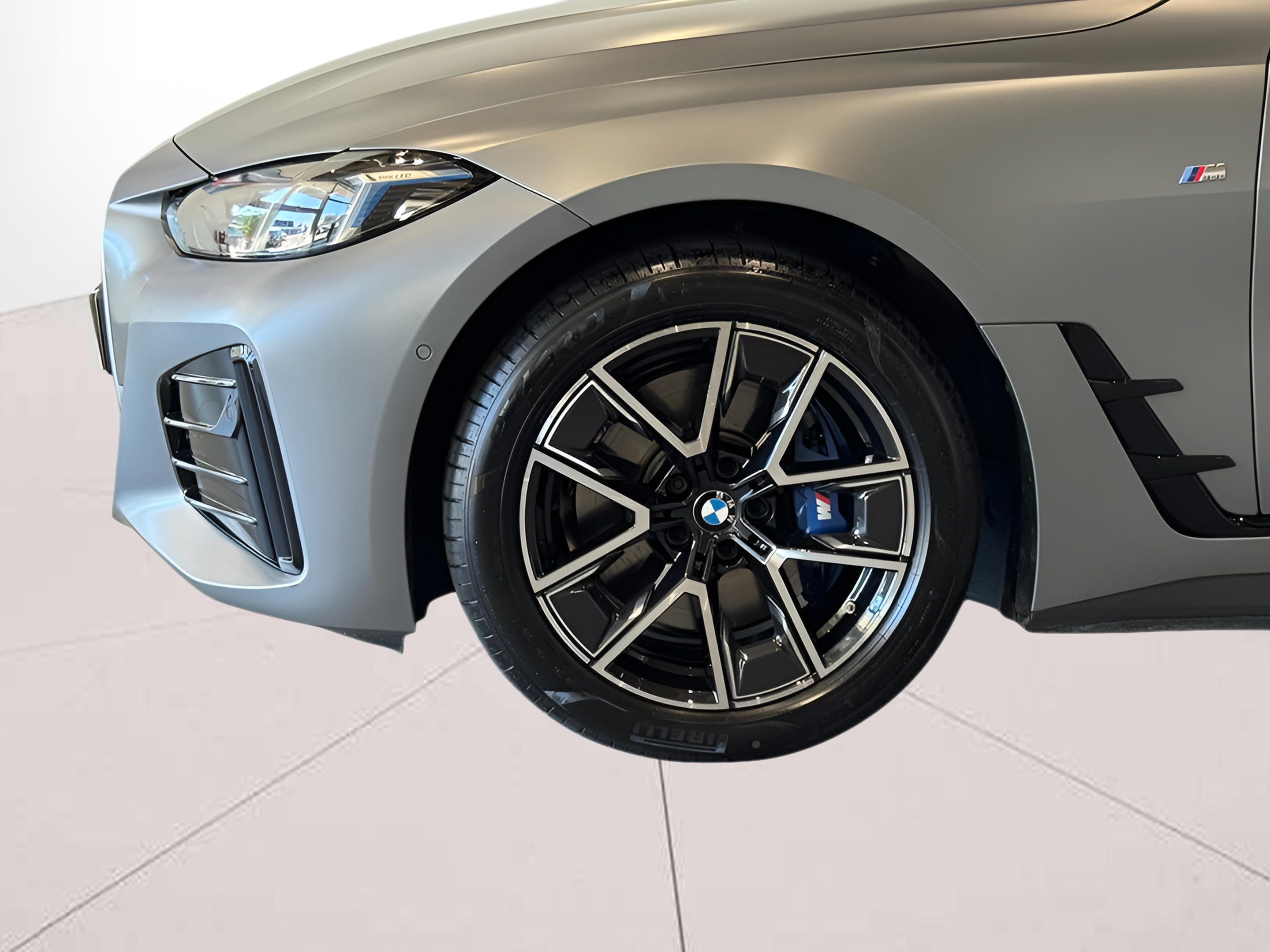 BMW i4 i4 eDrive40 color Gris. Año 2024. 250KW(340CV). Elétrico. En concesionario BMcar Braga de Braga