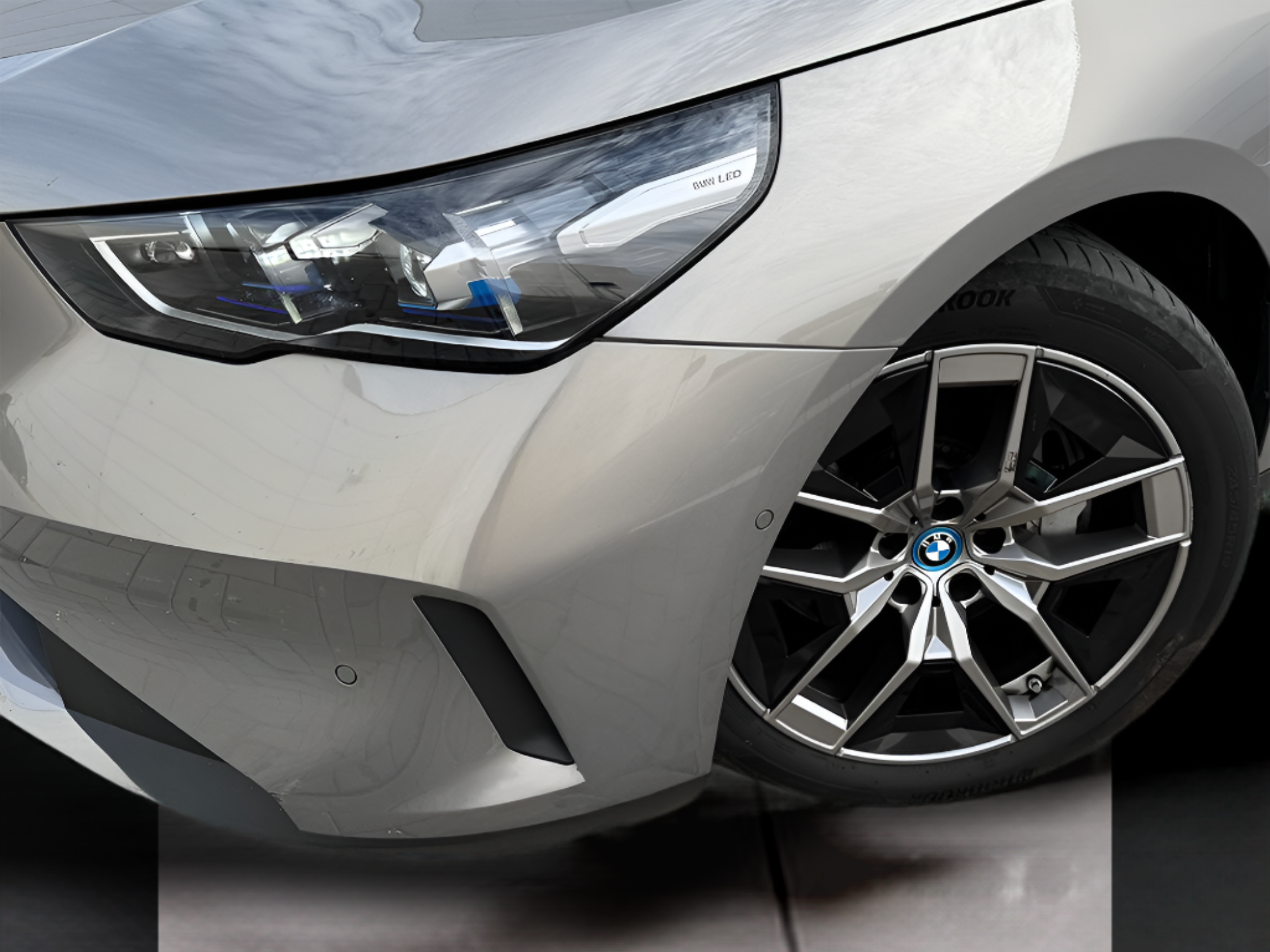 BMW i5 eDrive40 color Gris. Año 2024. 250KW(340CV). Elétrico. En concesionario BMcar Barcelos de Barcelos