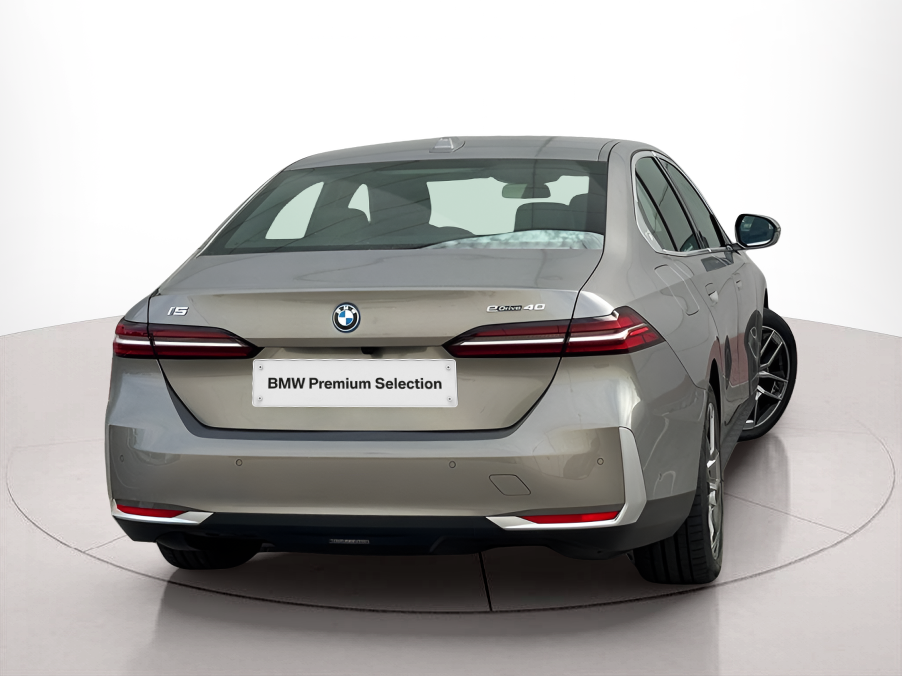 BMW i5 eDrive40 color Gris. Año 2024. 250KW(340CV). Elétrico. En concesionario BMcar Barcelos de Barcelos