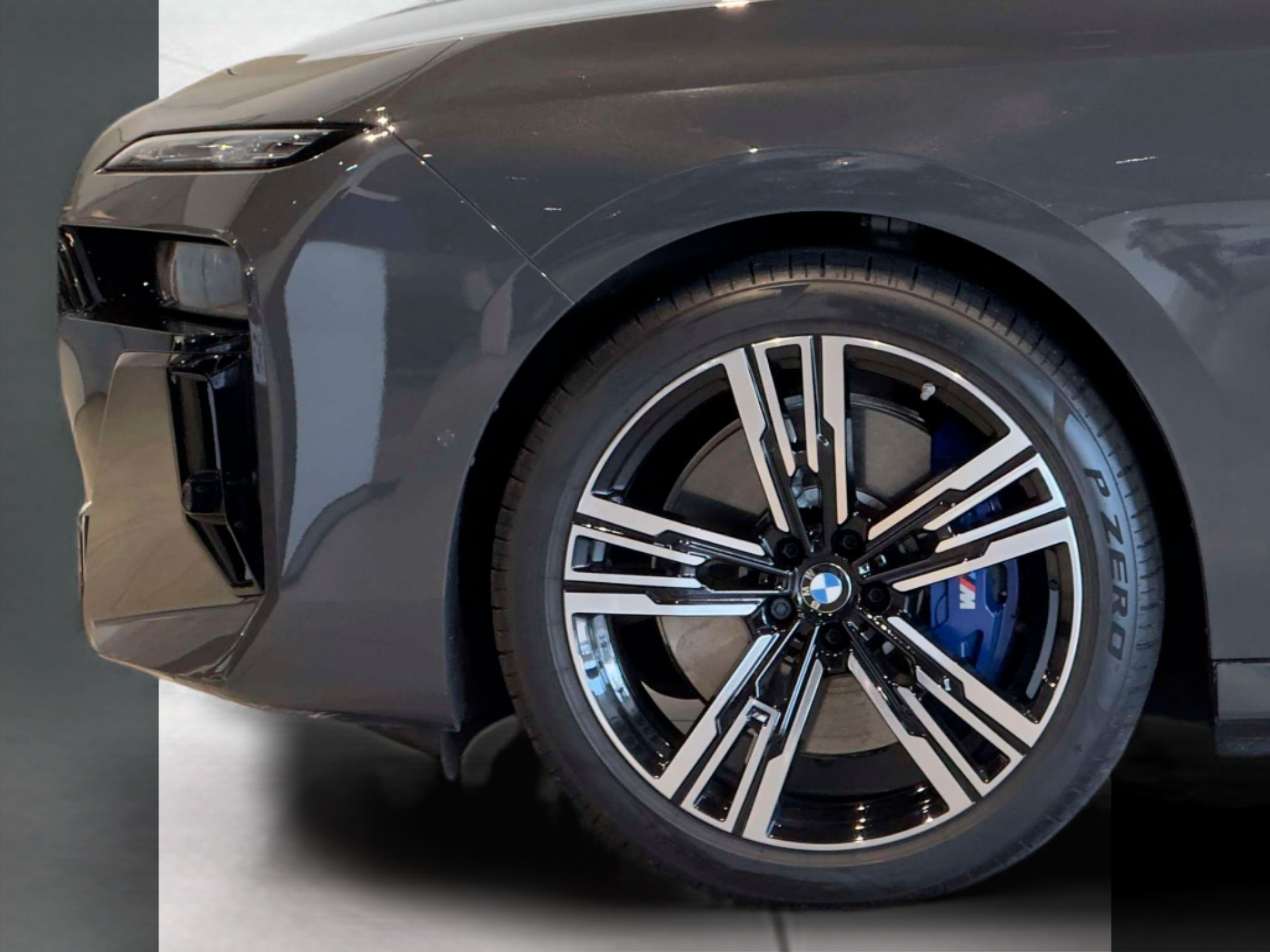 BMW I7 xDrive60 color Gris. Año 2024. 400KW(544CV). Elétrico. En concesionario BMcar Barcelos de Barcelos