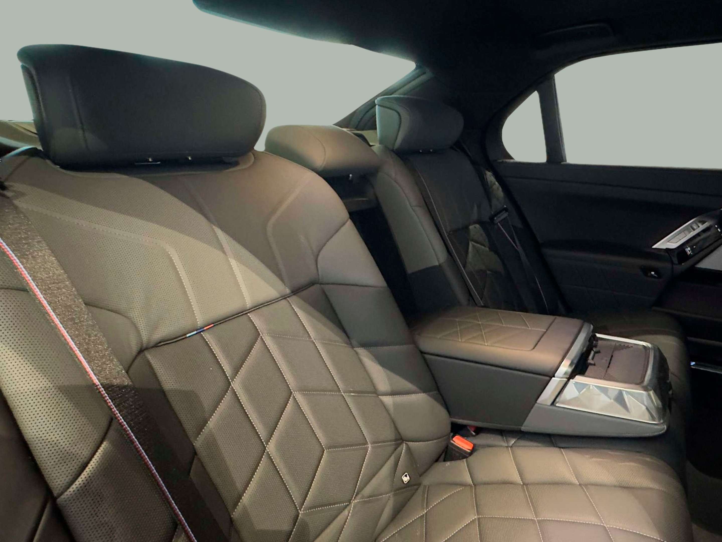 BMW I7 xDrive60 color Gris. Año 2024. 400KW(544CV). Elétrico. En concesionario BMcar Barcelos de Barcelos