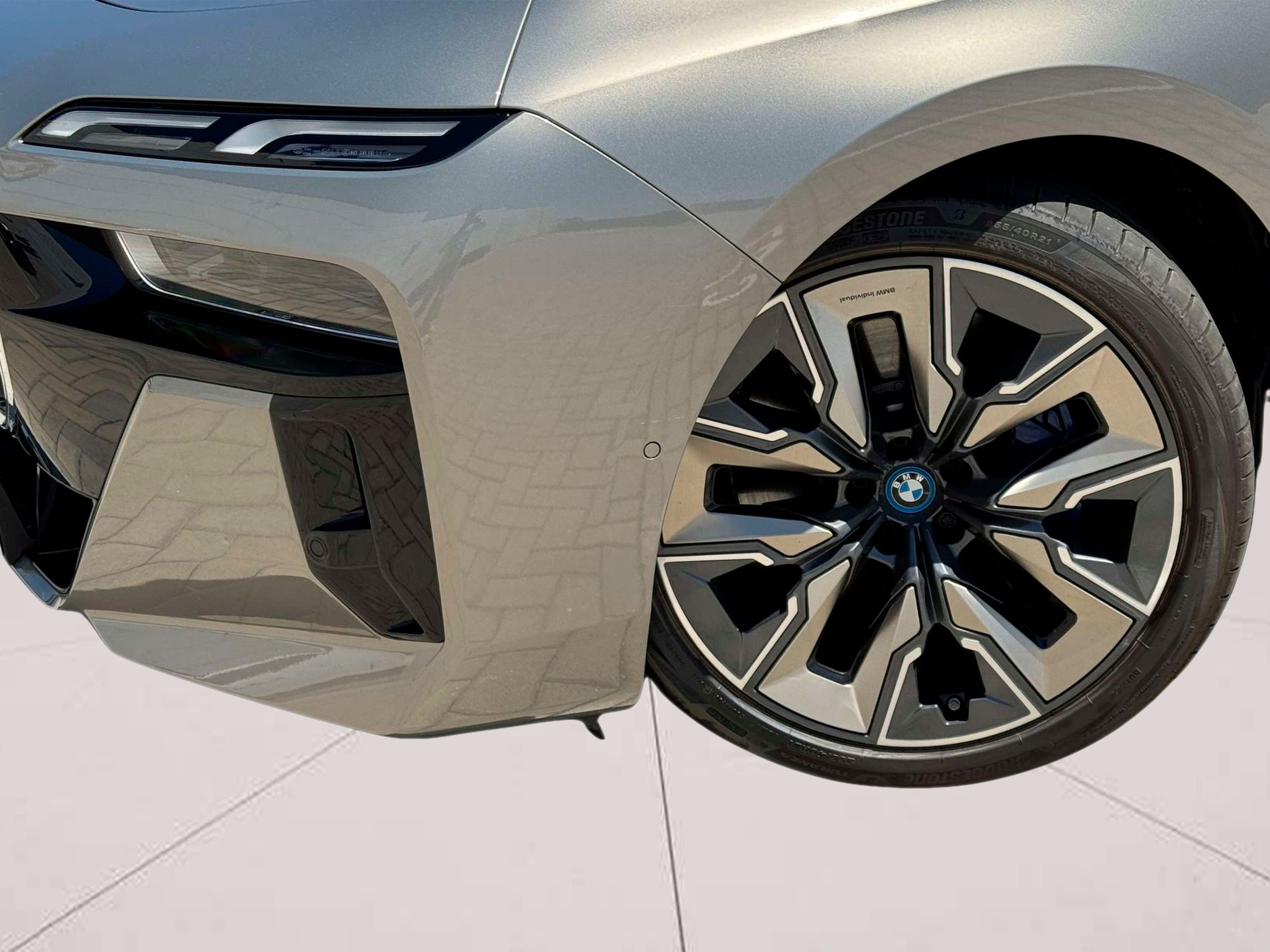 BMW I7 xDrive60 color Gris. Año 2023. 400KW(544CV). Elétrico. En concesionario BMcar Braga de Braga