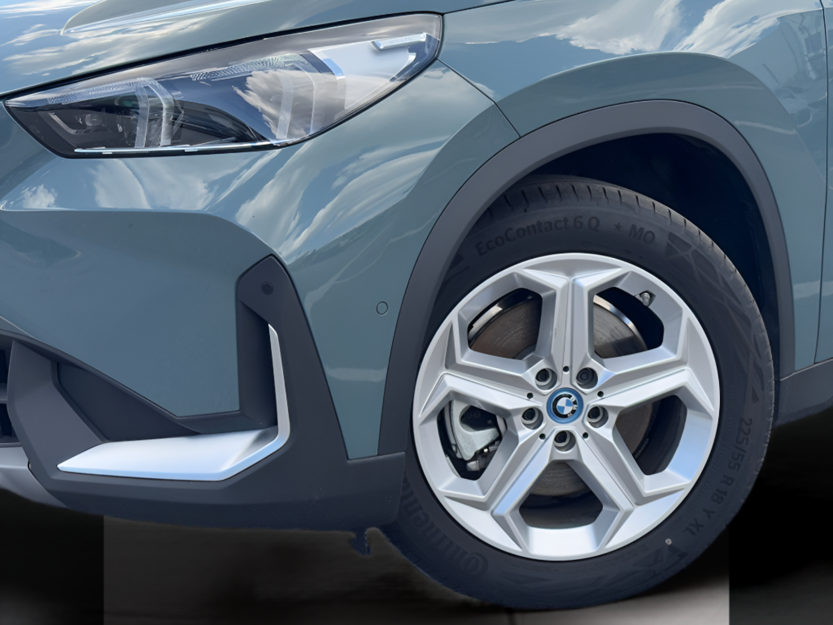 BMW iX1 xDrive30 color Verde. Año 2024. 230KW(313CV). Elétrico. En concesionario BMcar Barcelos de Barcelos