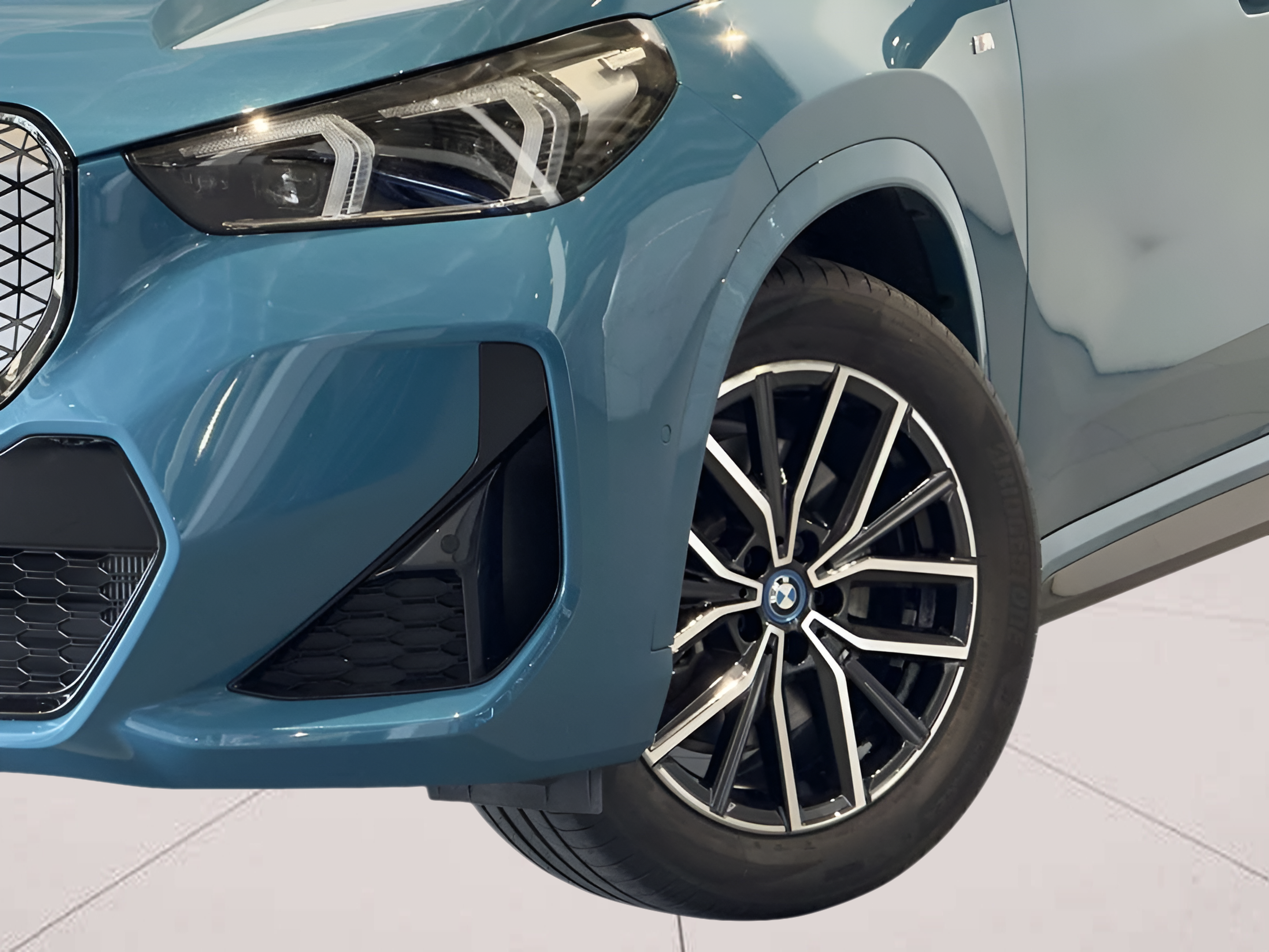 BMW iX1 xDrive30 color Azul. Año 2024. 230KW(313CV). Elétrico. En concesionario BMcar Viana do Castelo de Viana do Castelo