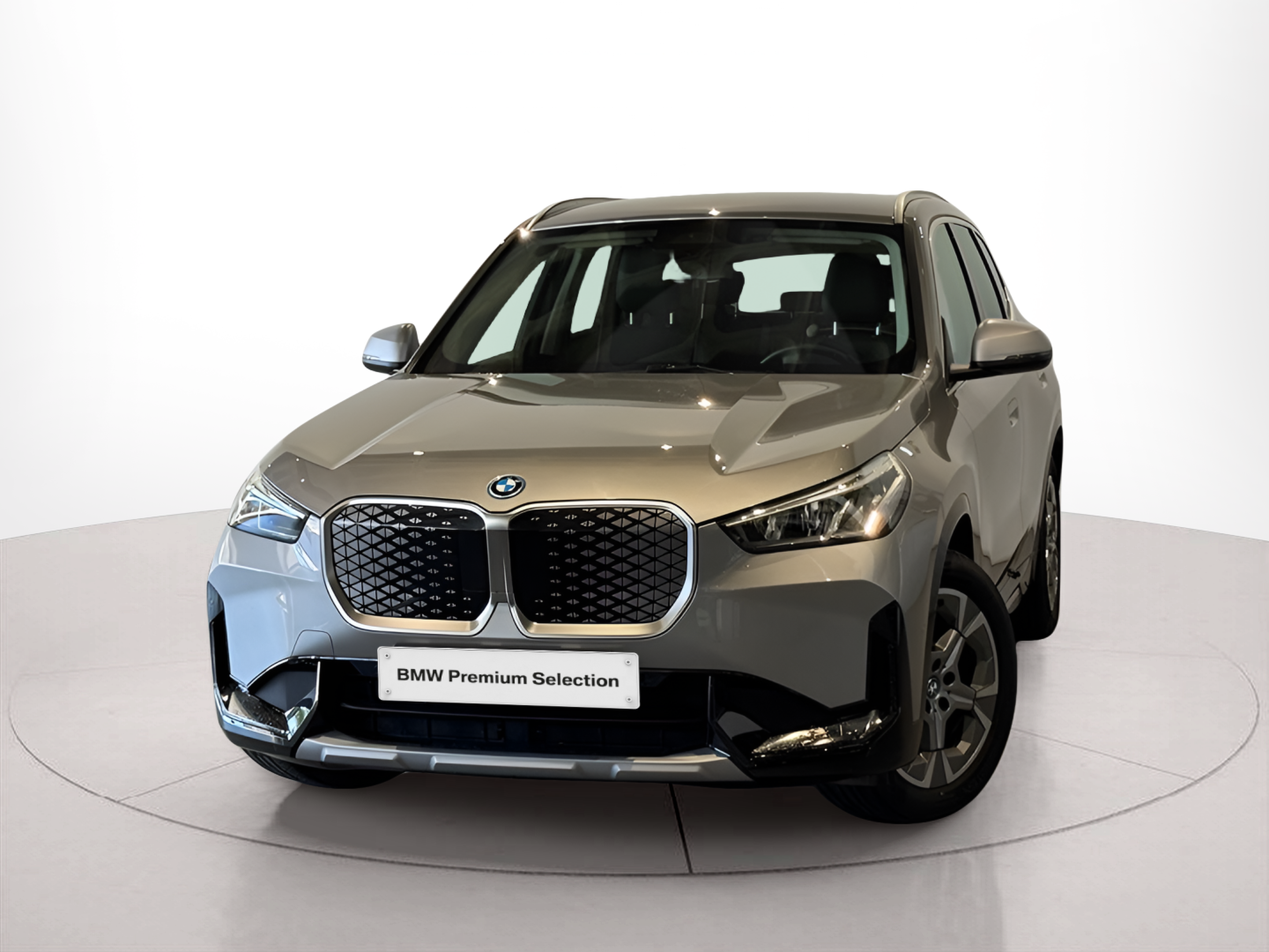 Fotos de BMW iX1 eDrive20 color Gris Plata. Año 2024. 150KW(204CV). Elétrico. En concesionario BMcar Guimarães de Guimarães