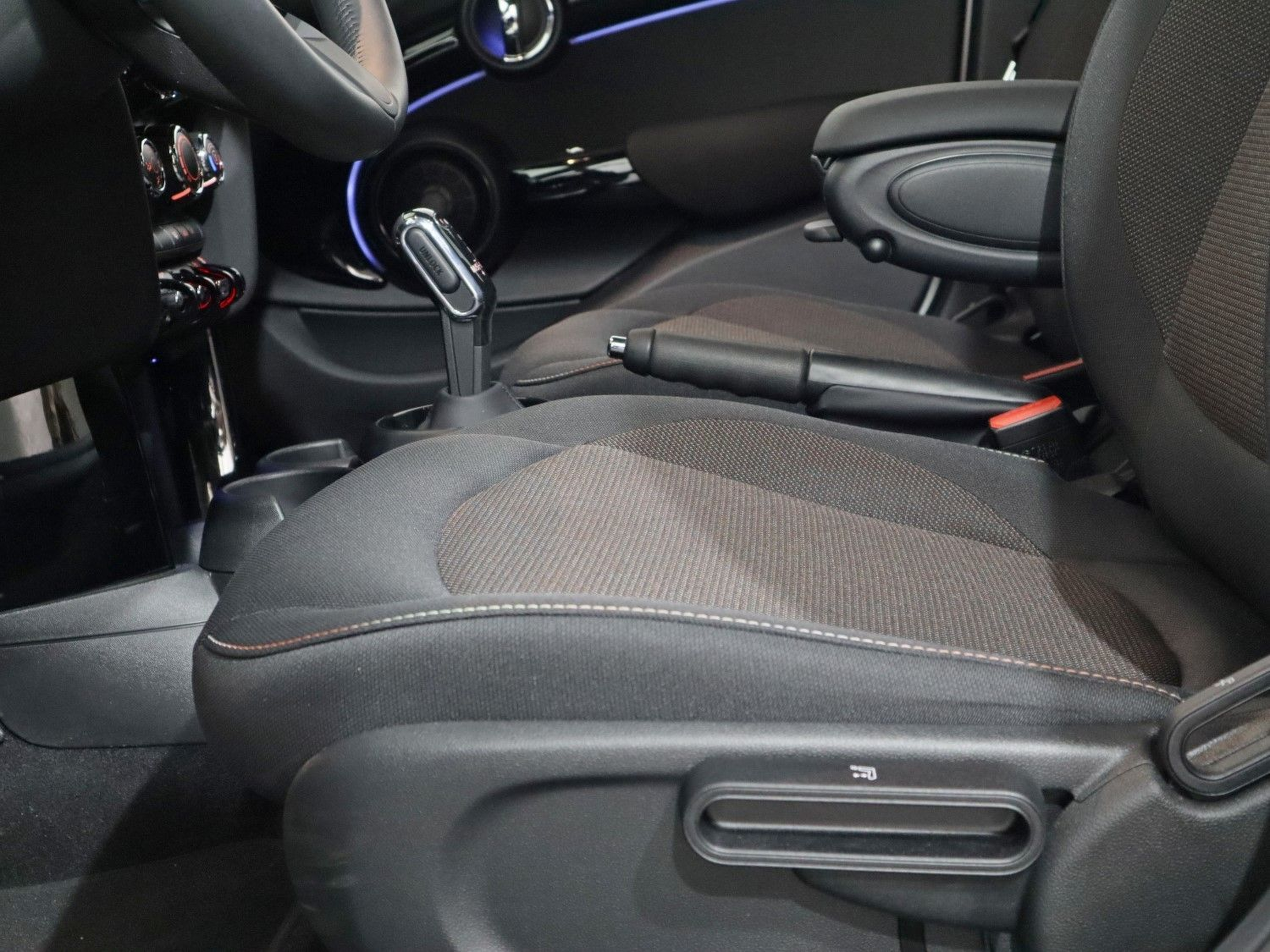 fotoG 16 del MINI MINI 5 Portas Cooper 100 kW (136 CV) 136cv Gasolina de 2022 em Vila Nova de Gaia