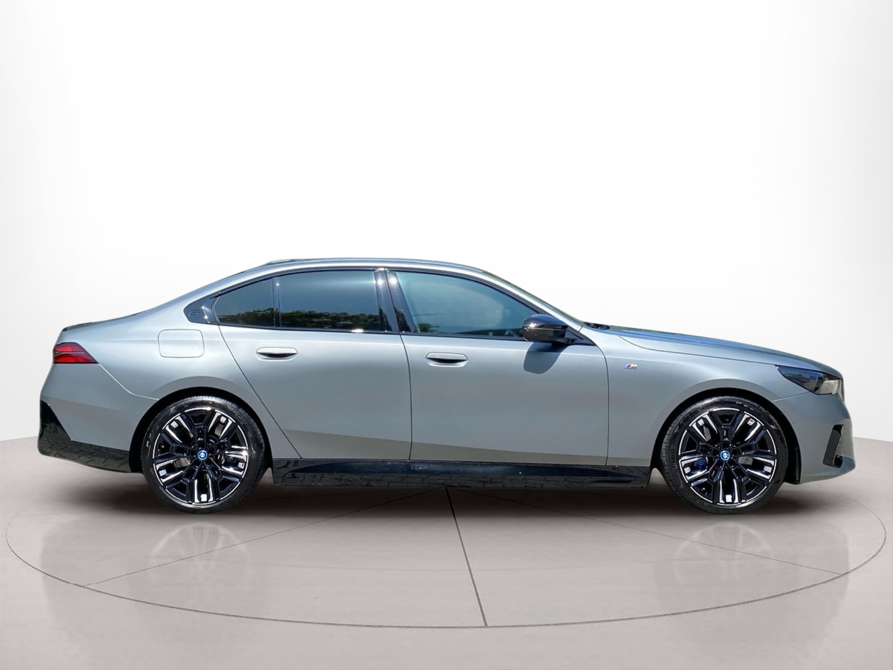 Fotos de BMW i5 M60 color Gris. Año 2023. 442KW(601CV). Elétrico. En concesionario Caetano Baviera Lisboa de Lisboa
