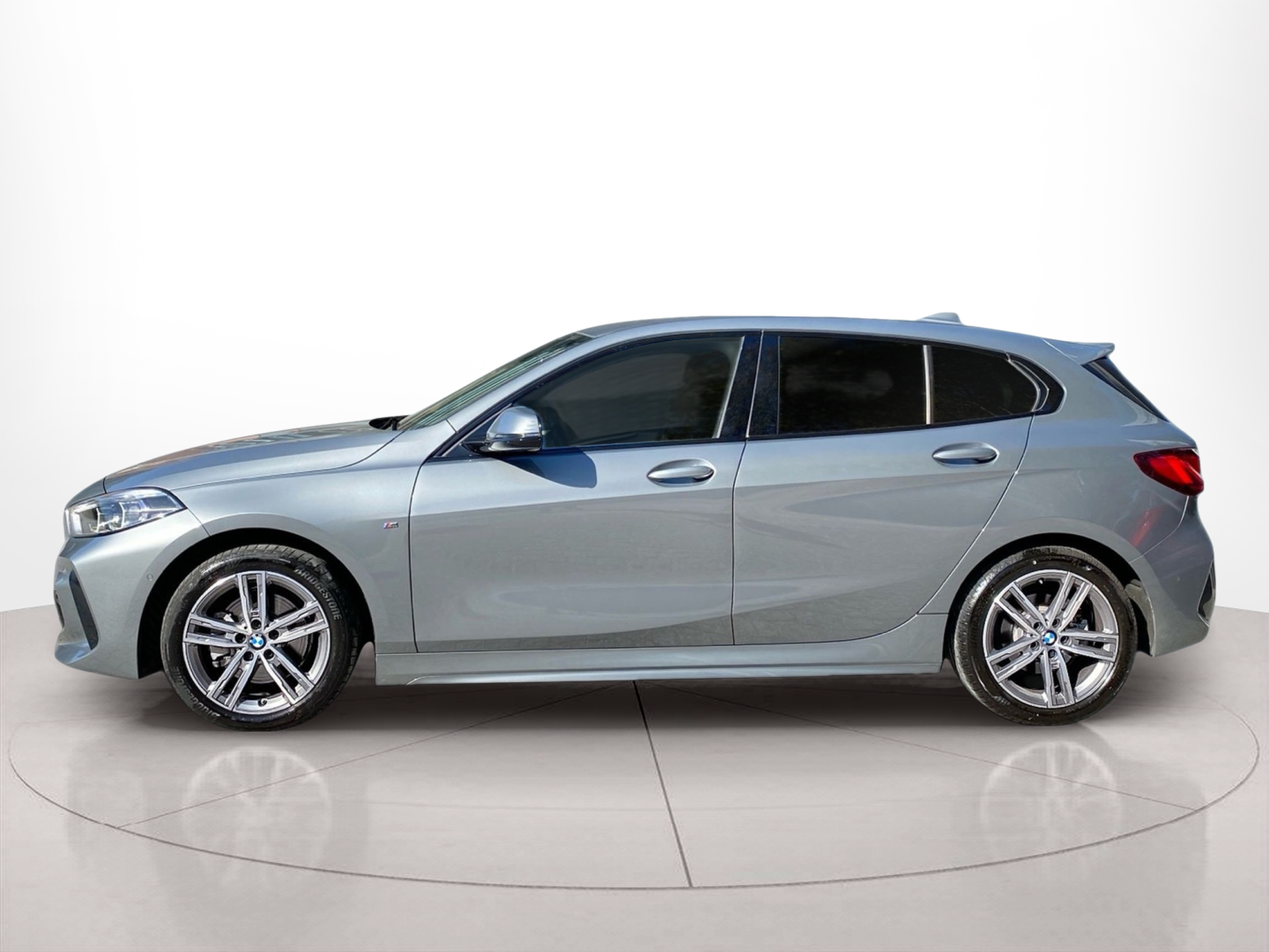 Fotos de BMW Série 1 116d color Gris. Año 2023. 85KW(116CV). Diesel. En concesionario Caetano Baviera Lisboa de Lisboa