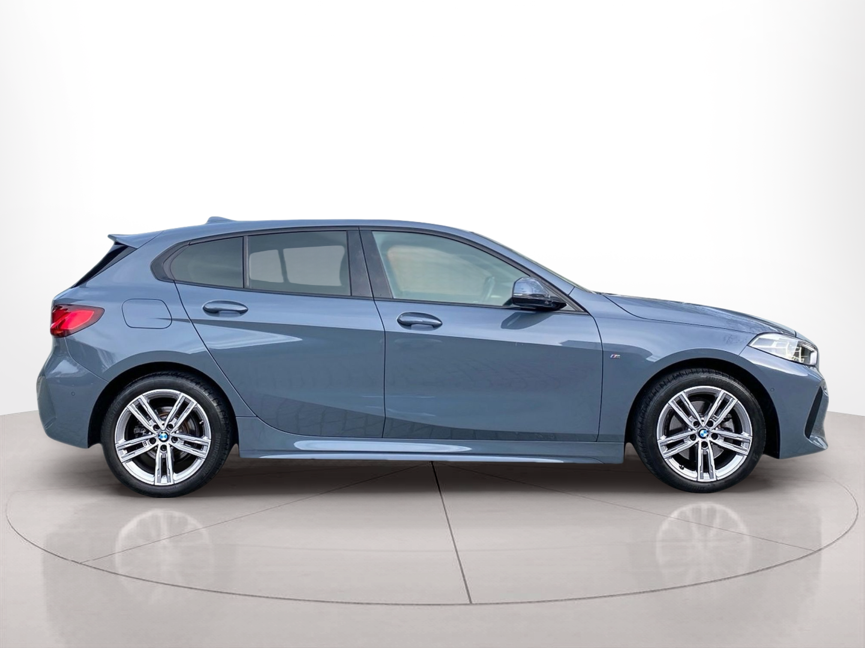 Fotos de BMW Série 1 116d color Gris. Año 2023. 85KW(116CV). Diesel. En concesionario Caetano Baviera Lisboa de Lisboa