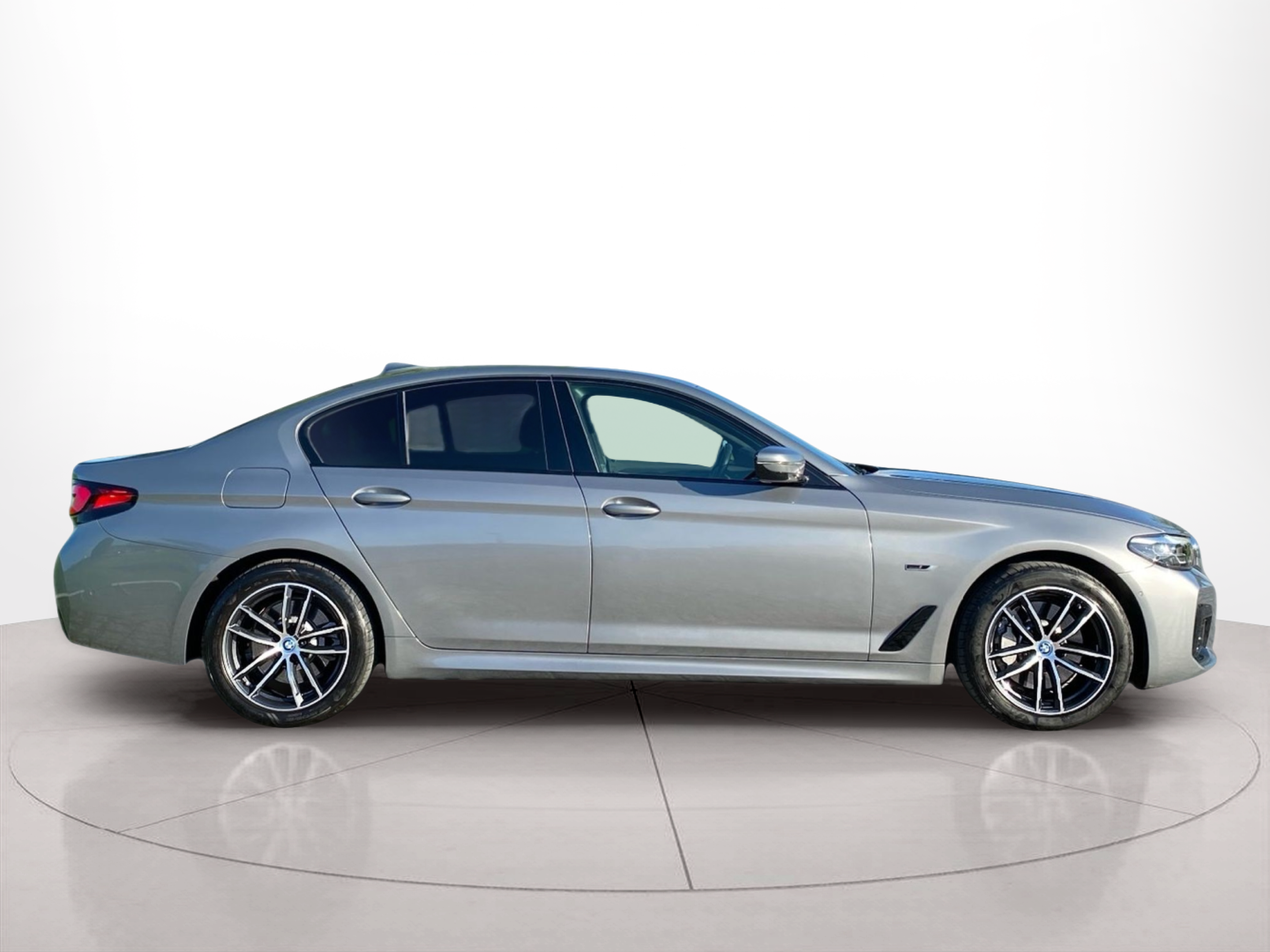 Fotos de BMW Série 5 530e Berlina color Gris. Año 2023. 215KW(292CV). Elétrico / Gasolina Híbrido. En concesionario Caetano Baviera Lisboa de Lisboa