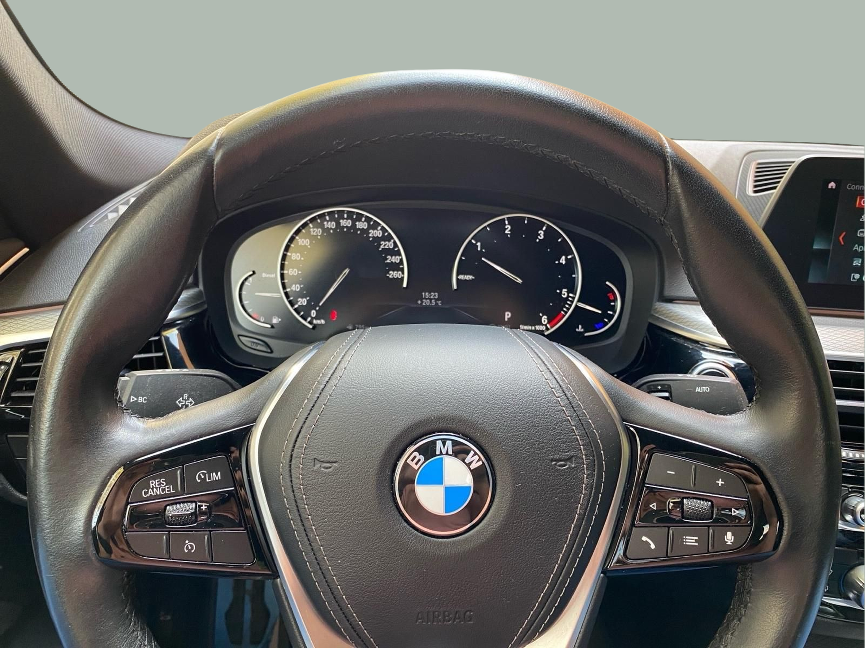 BMW Série 5 520d Berlina color Gris. Año 2019. 140KW(190CV). Diesel. En concesionario Caetano Baviera Lisboa de Lisboa
