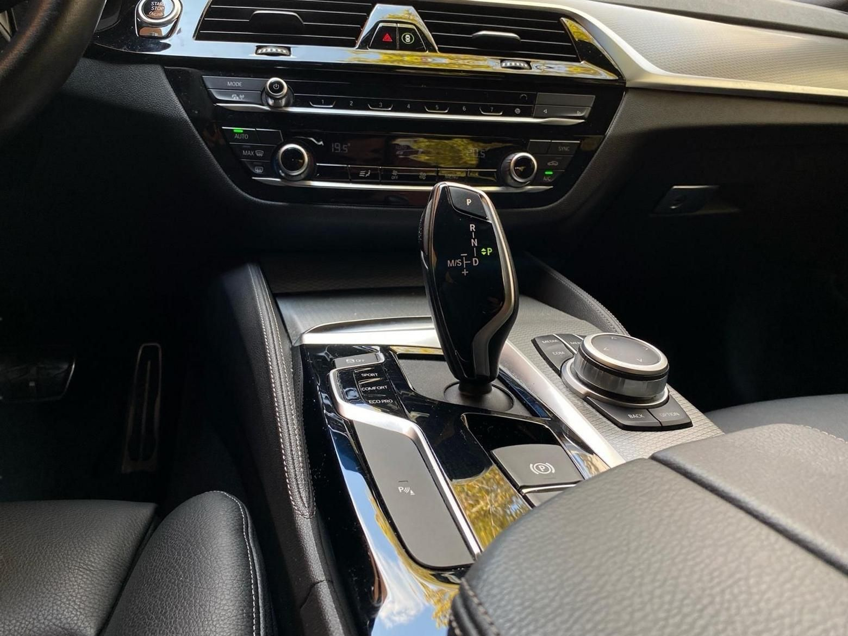BMW Série 5 520d Berlina color Gris. Año 2019. 140KW(190CV). Diesel. En concesionario Caetano Baviera Lisboa de Lisboa