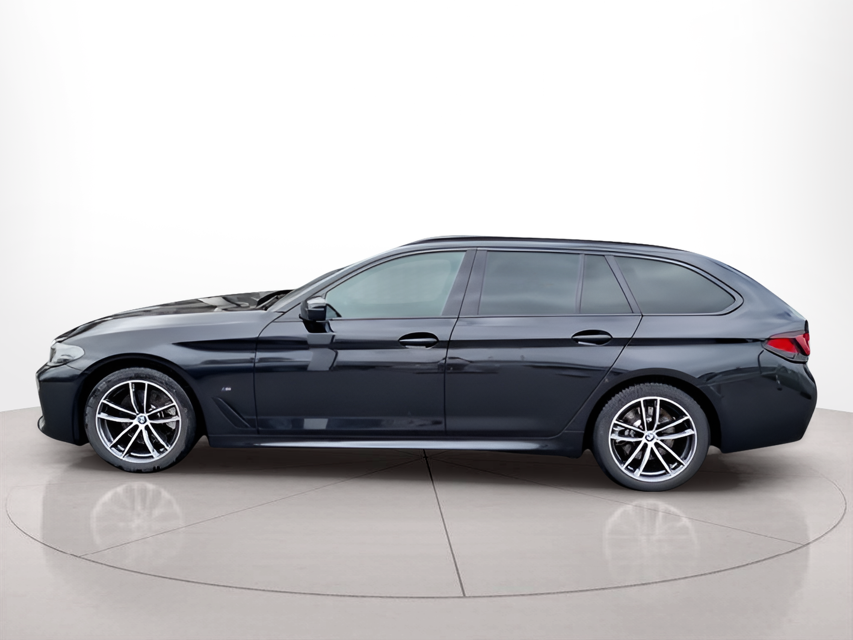 Fotos de BMW Série 5 520d Touring color Negro. Año 2023. 140KW(190CV). Diesel. En concesionario Caetano Baviera Santa Maria da Feira de Santa Maria da Feira