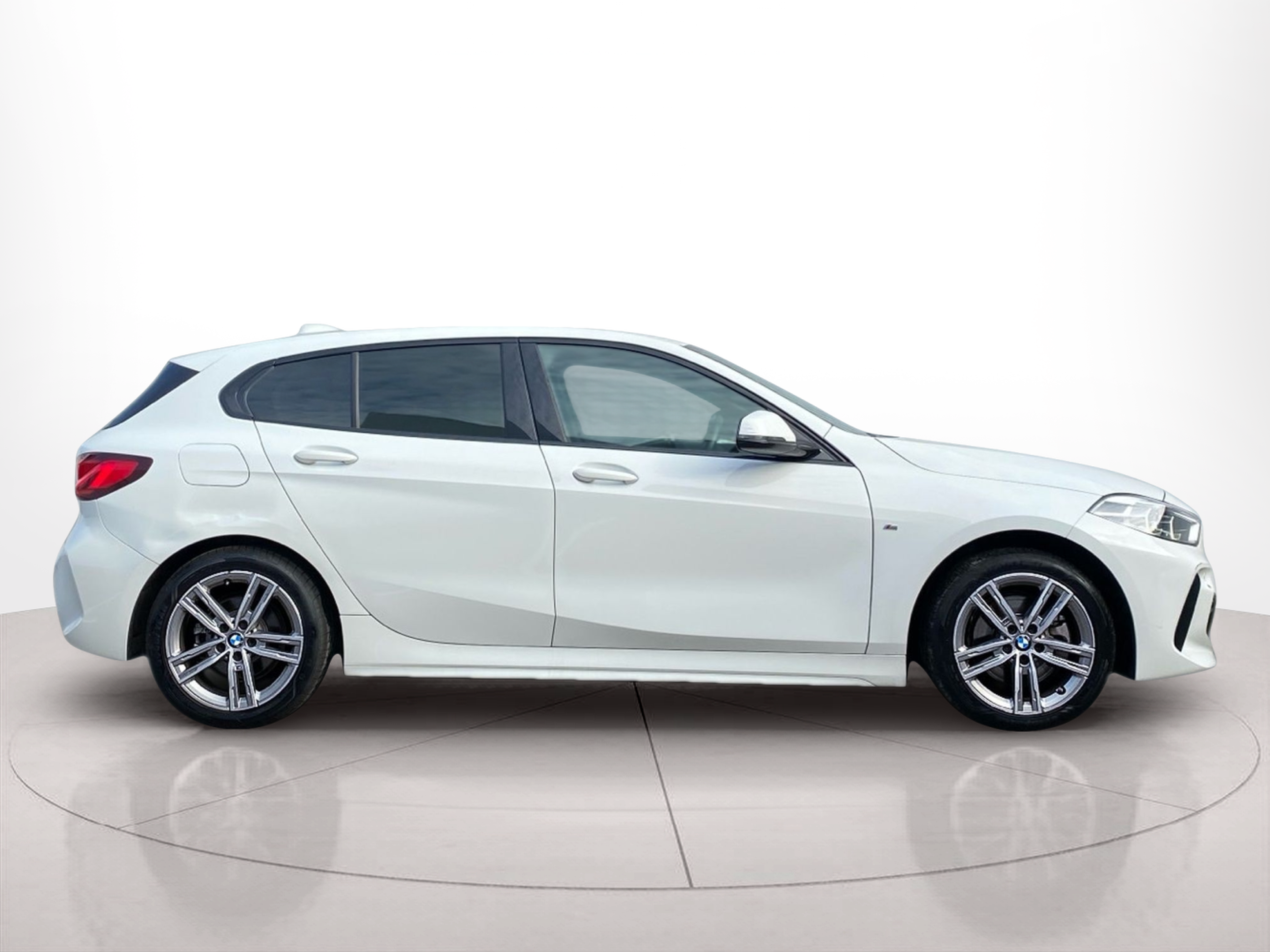 Fotos de BMW Série 1 116d color Blanco. Año 2023. 85KW(116CV). Diesel. En concesionario Caetano Baviera Lisboa de Lisboa