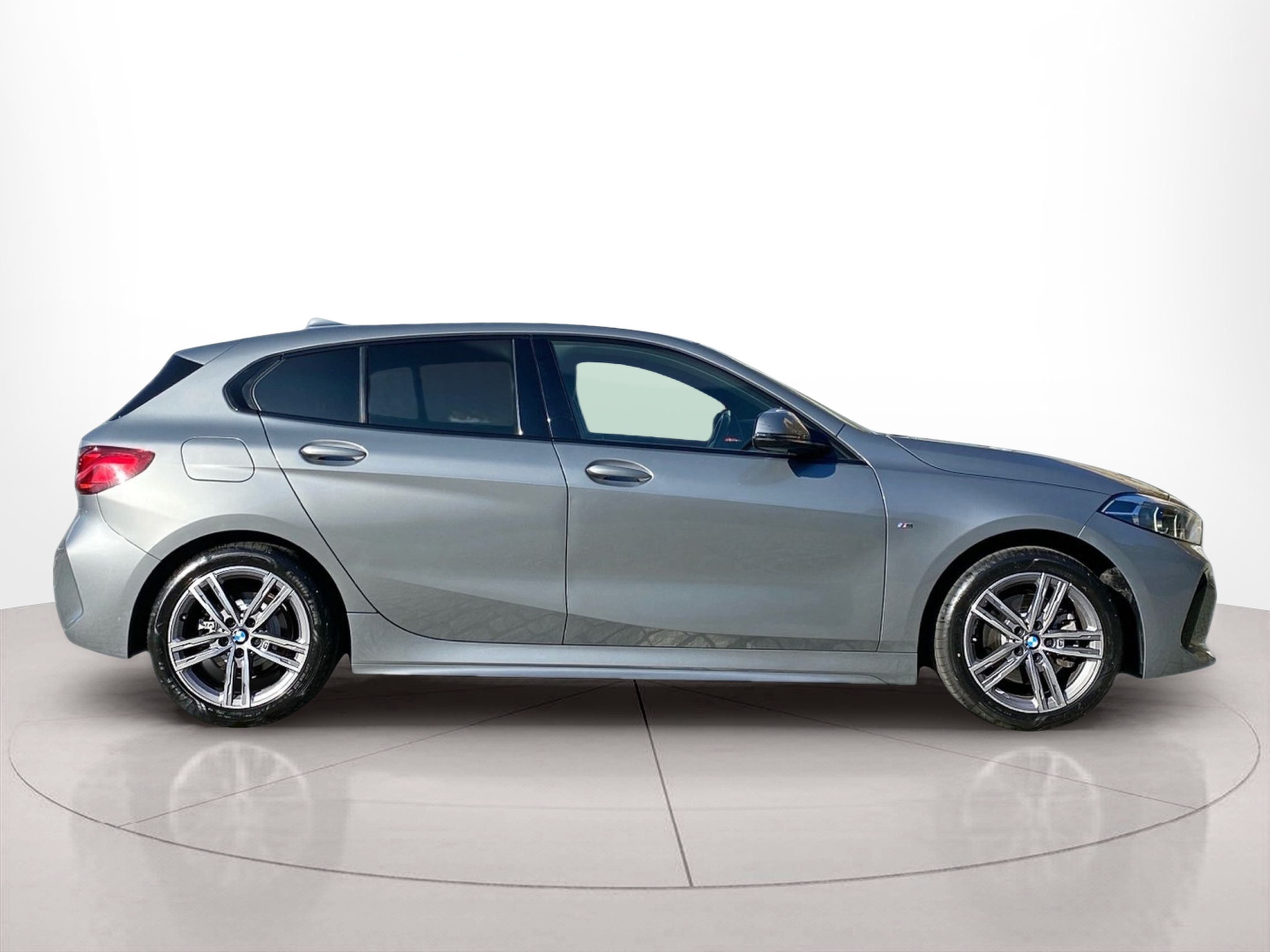 Fotos de BMW Série 1 116d color Gris. Año 2023. 85KW(116CV). Diesel. En concesionario Caetano Baviera Cascais de Cascais