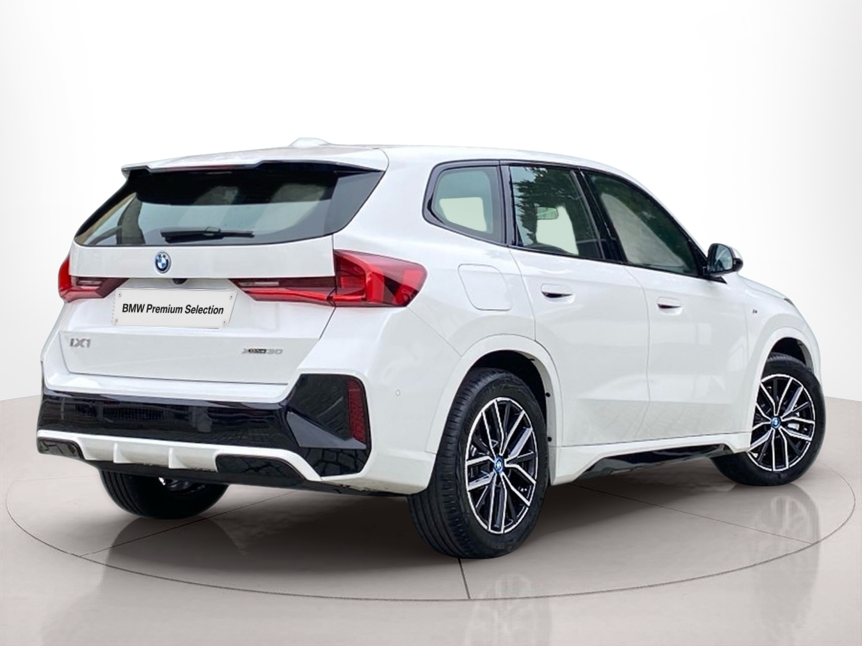 BMW iX1 xDrive30 color Blanco. Año 2023. 230KW(313CV). Elétrico. En concesionario Caetano Baviera Lisboa de Lisboa