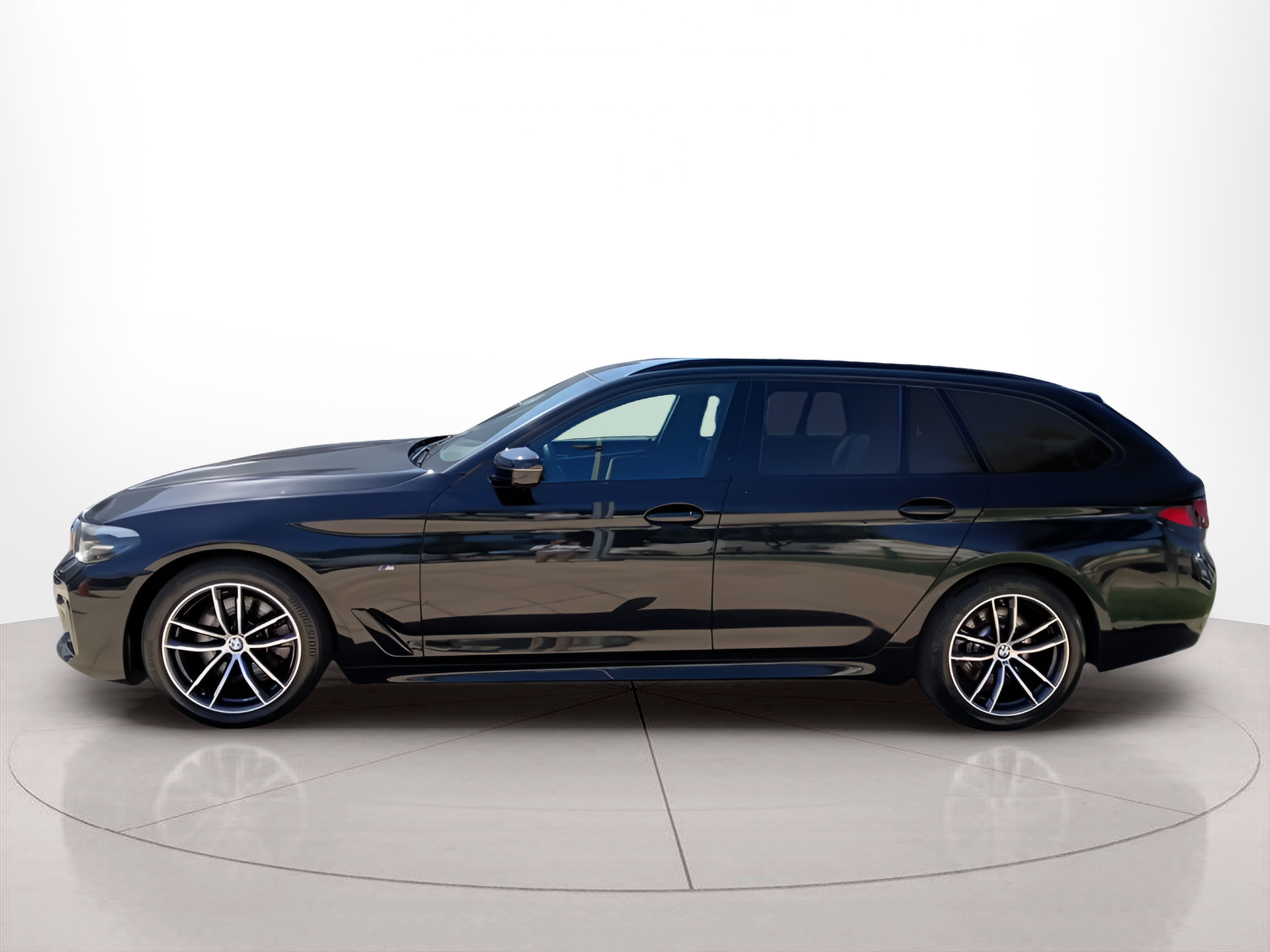Fotos de BMW Série 5 520d Touring color Negro. Año 2023. 140KW(190CV). Diesel. En concesionario Caetano Baviera Portimão de Portimão