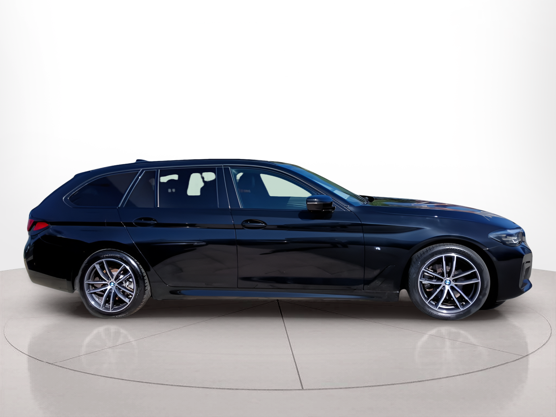BMW Série 5 520d Touring color Negro. Año 2023. 140KW(190CV). Diesel. En concesionario Caetano Baviera Portimão de Portimão