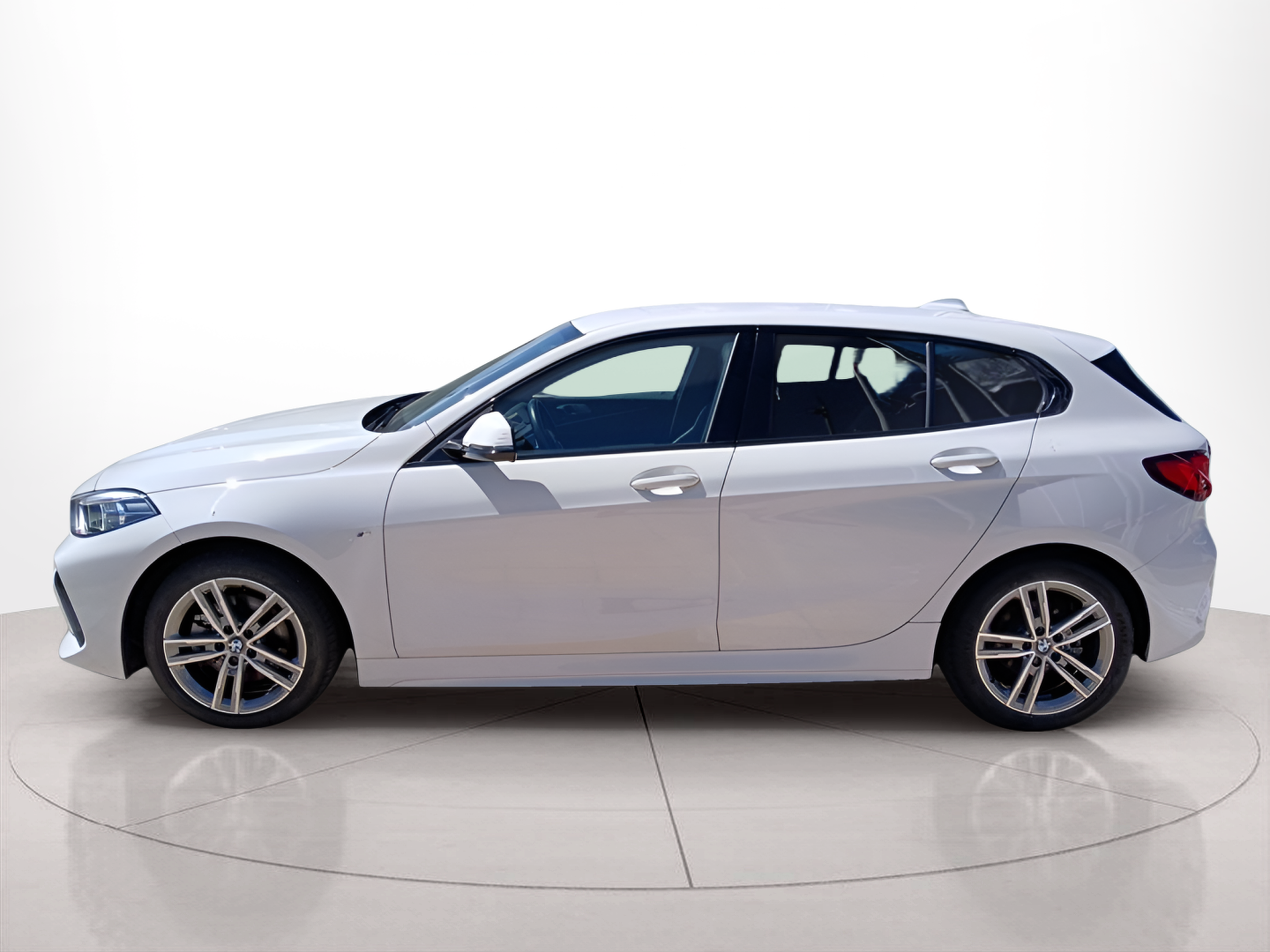 Fotos de BMW Série 1 116d color Blanco. Año 2023. 85KW(116CV). Diesel. En concesionario Caetano Baviera Faro de Faro