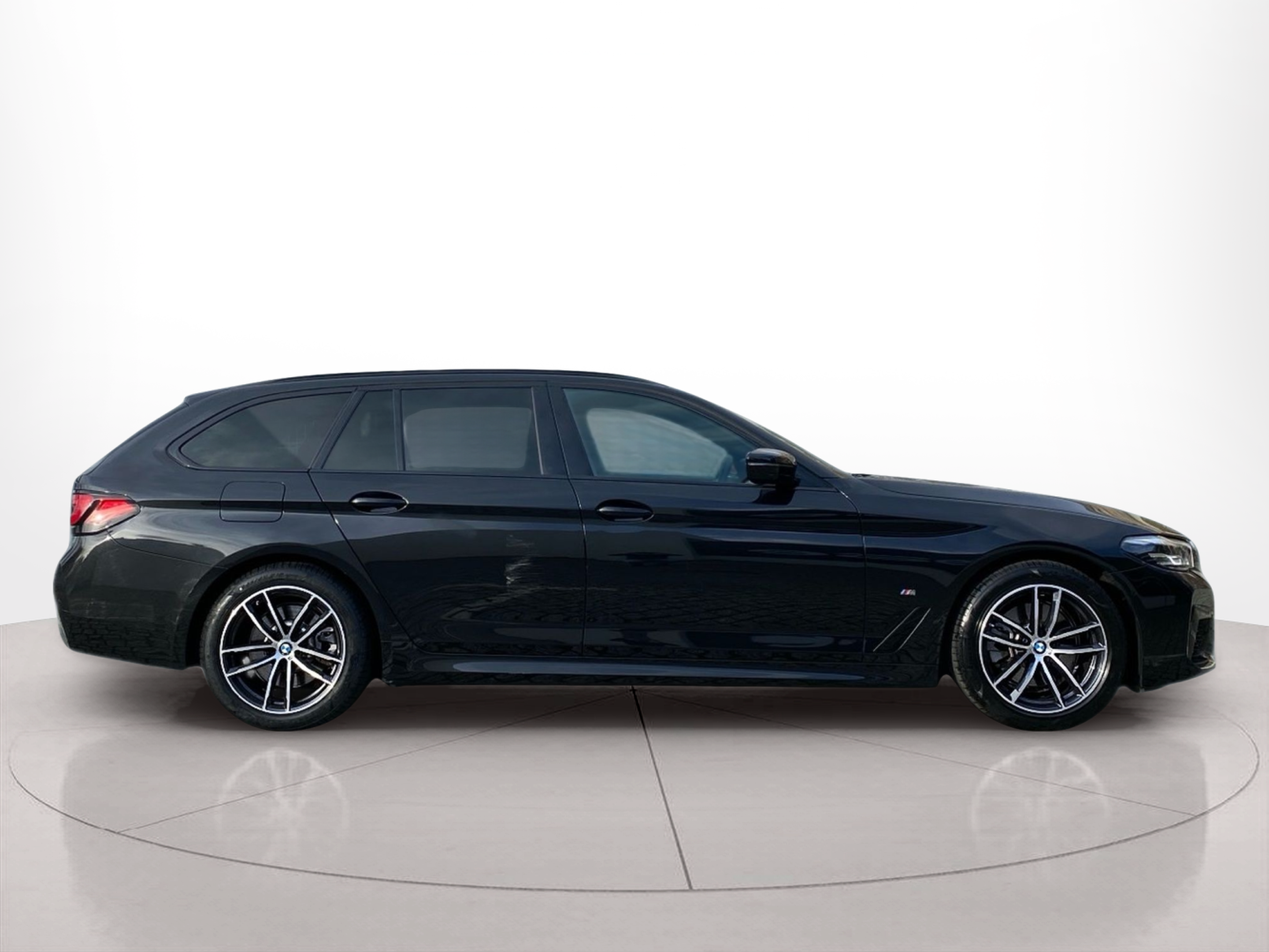 Fotos de BMW Série 5 520d Touring color Negro. Año 2023. 140KW(190CV). Diesel. En concesionario Caetano Baviera Lisboa de Lisboa
