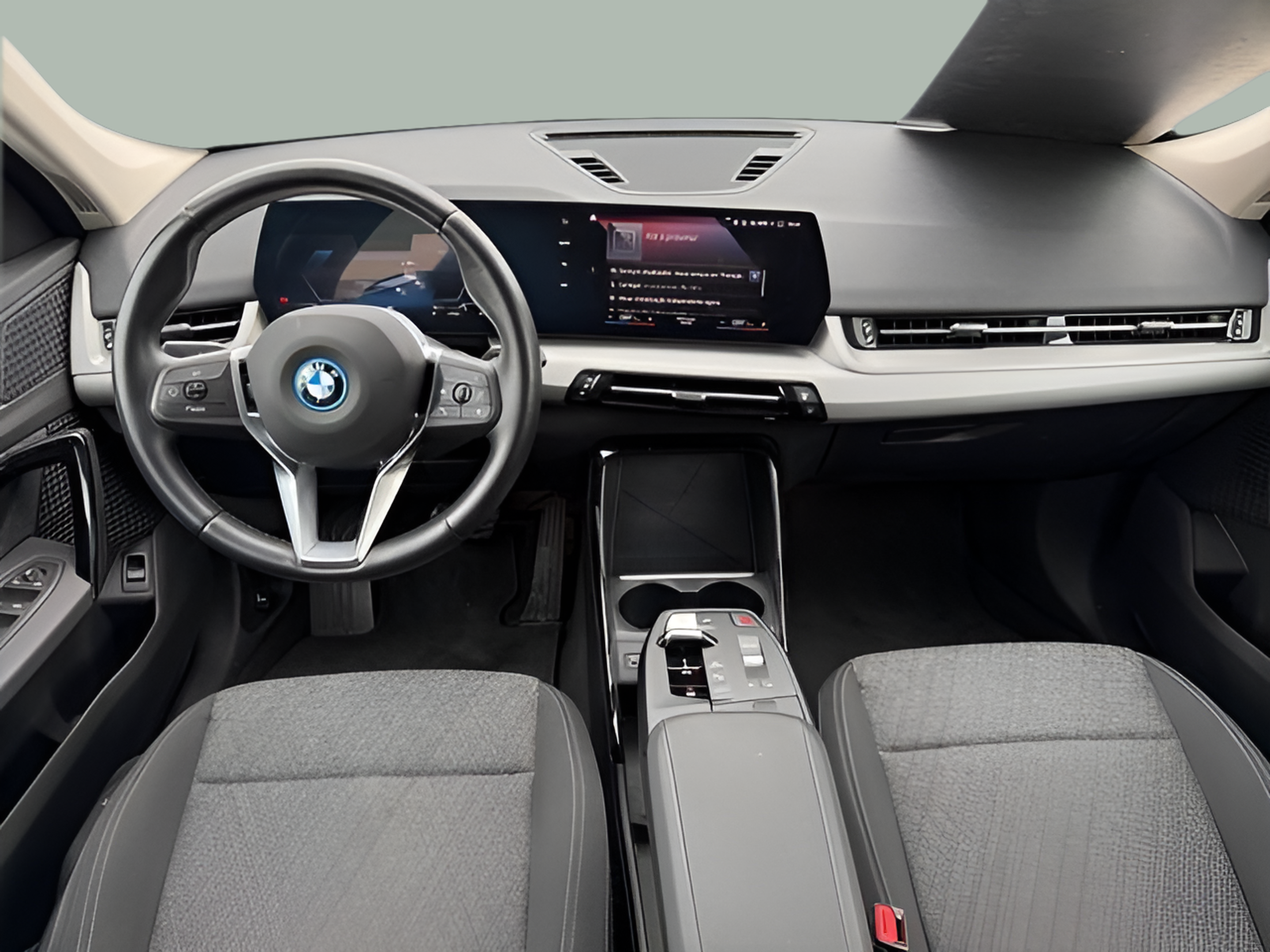 BMW iX1 xDrive30 color Negro. Año 2023. 230KW(313CV). Elétrico. En concesionario Caetano Baviera Portimão de Portimão
