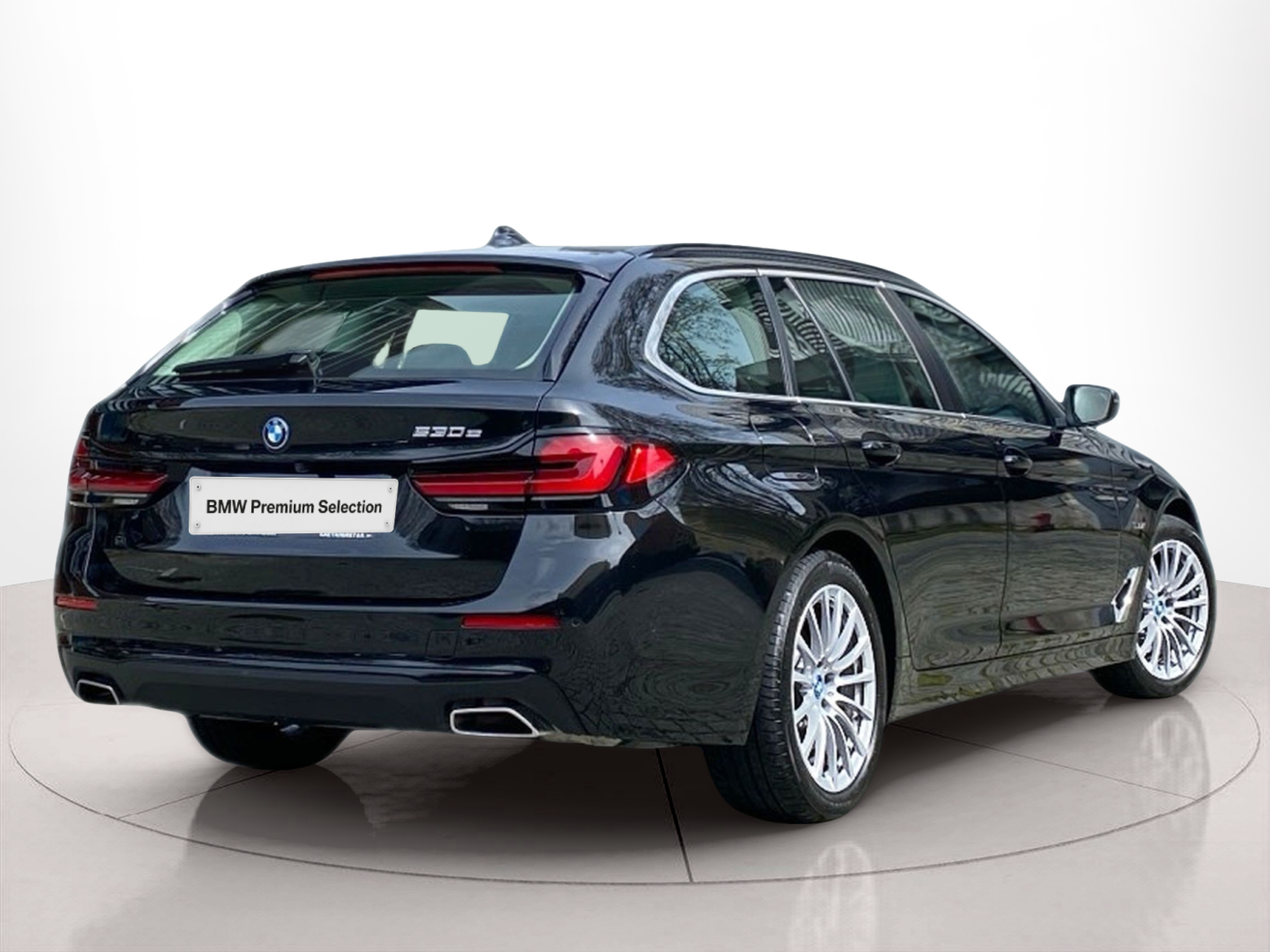 BMW Série 5 530e Touring color Negro. Año 2024. 215KW(292CV). Elétrico / Gasolina Híbrido. En concesionario Caetano Baviera Lisboa de Lisboa