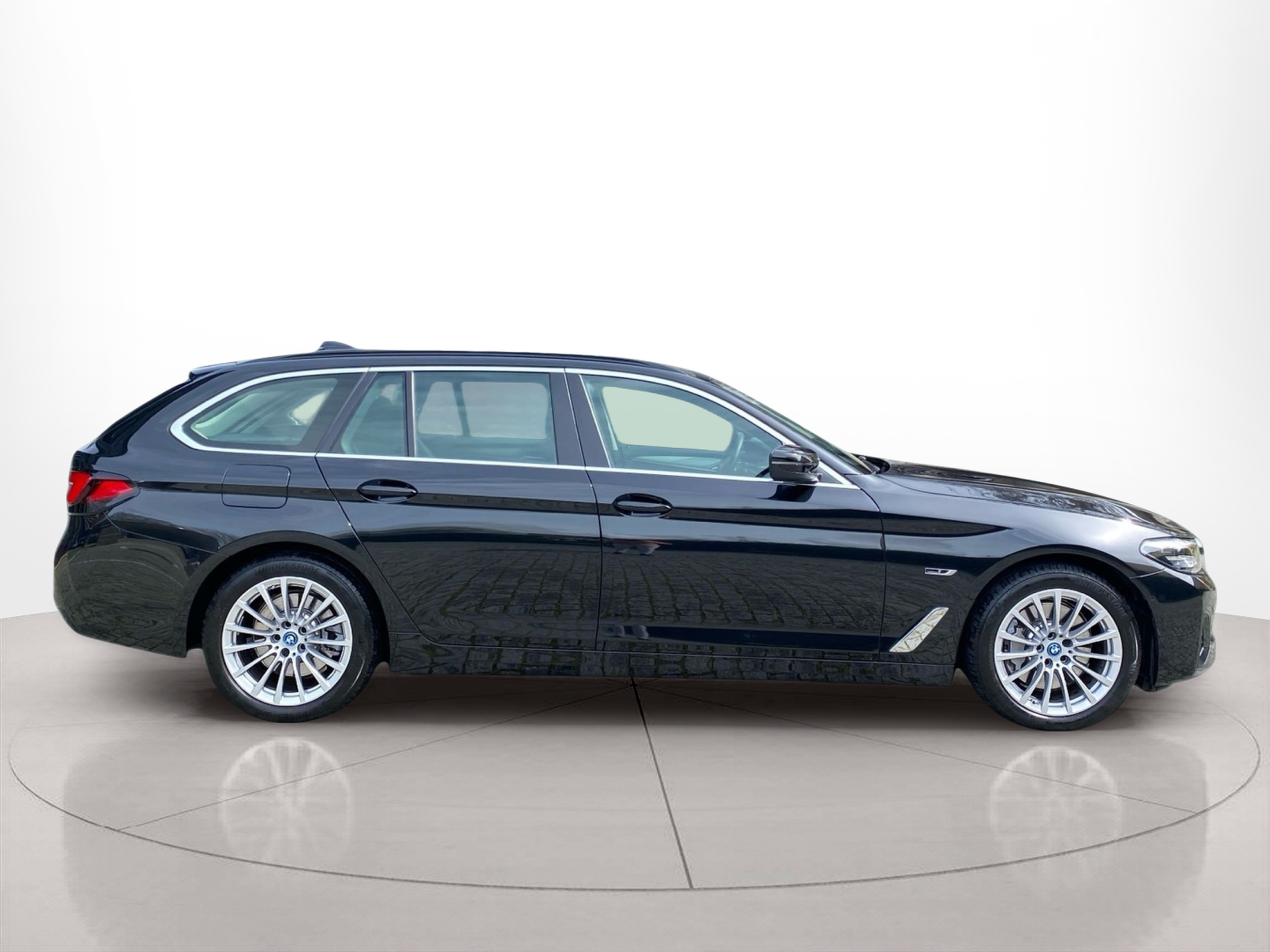 Fotos de BMW Série 5 530e Touring color Negro. Año 2024. 215KW(292CV). Elétrico / Gasolina Híbrido. En concesionario Caetano Baviera Lisboa de Lisboa