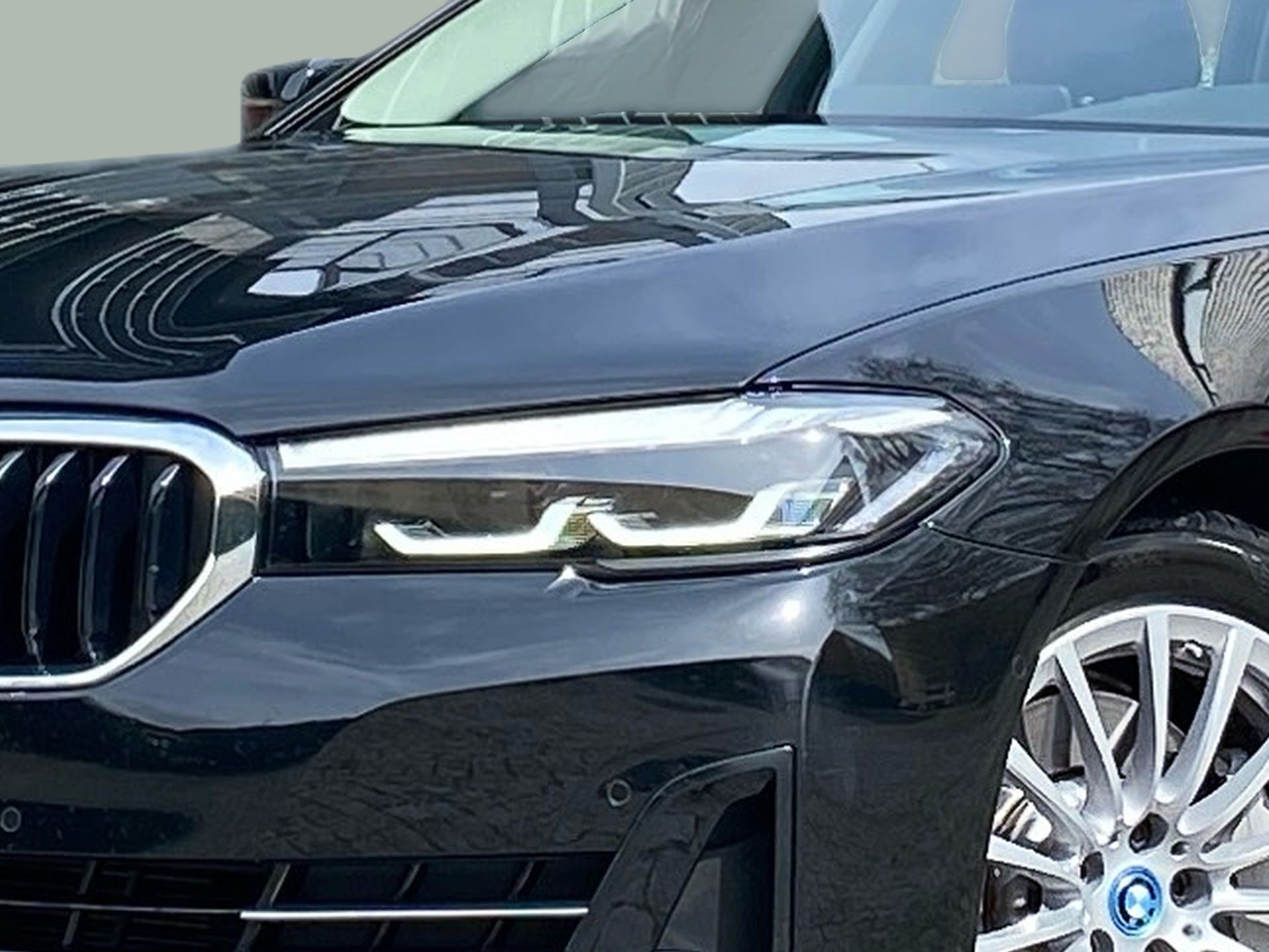 BMW Série 5 530e Touring color Negro. Año 2024. 215KW(292CV). Elétrico / Gasolina Híbrido. En concesionario Caetano Baviera Lisboa de Lisboa