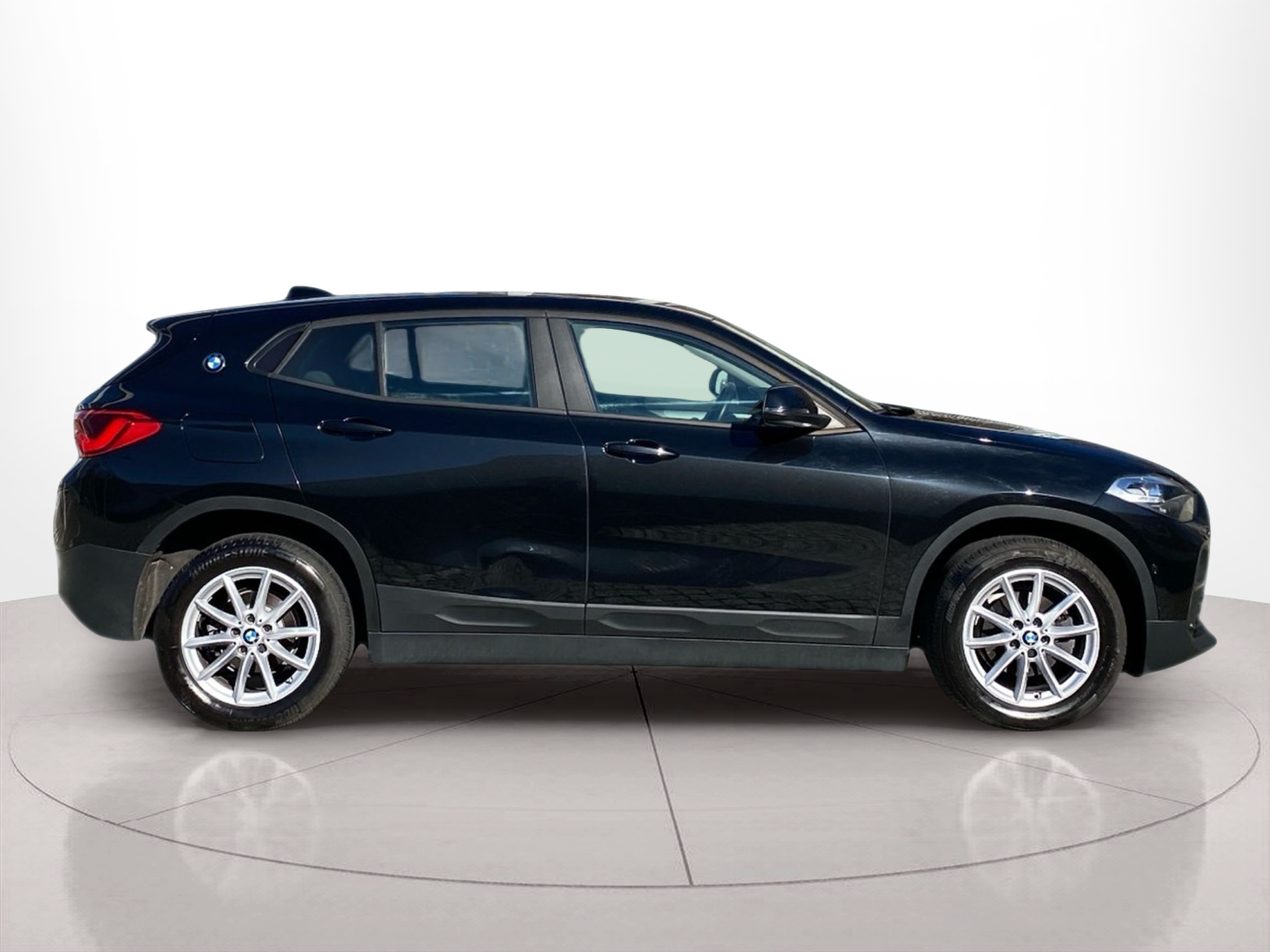 BMW X2 sDrive16d color Negro. Año 2019. 85KW(116CV). Diesel. En concesionario Caetano Baviera Lisboa de Lisboa