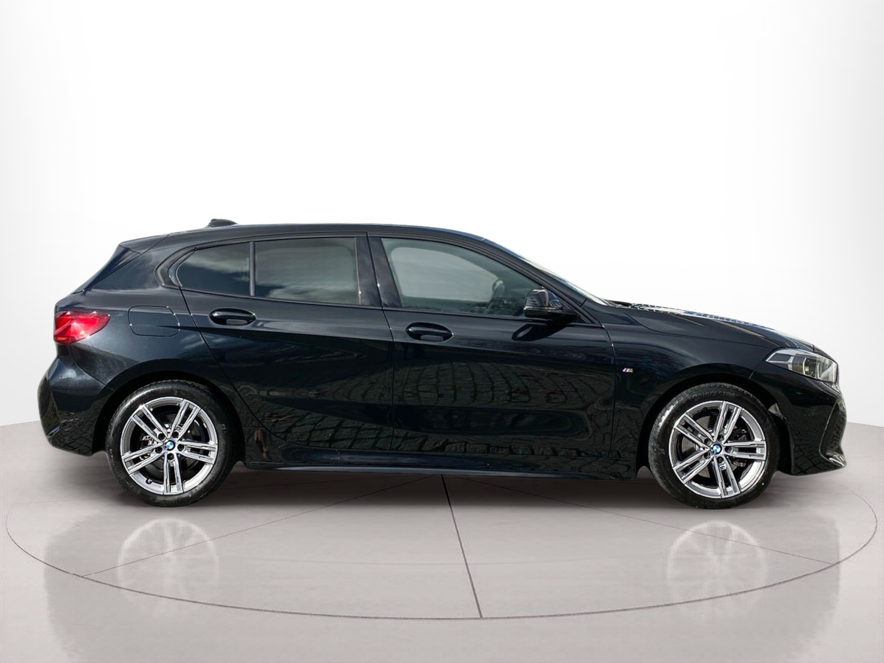 Fotos de BMW Série 1 116d color Negro. Año 2023. 85KW(116CV). Diesel. En concesionario Caetano Baviera Lisboa de Lisboa
