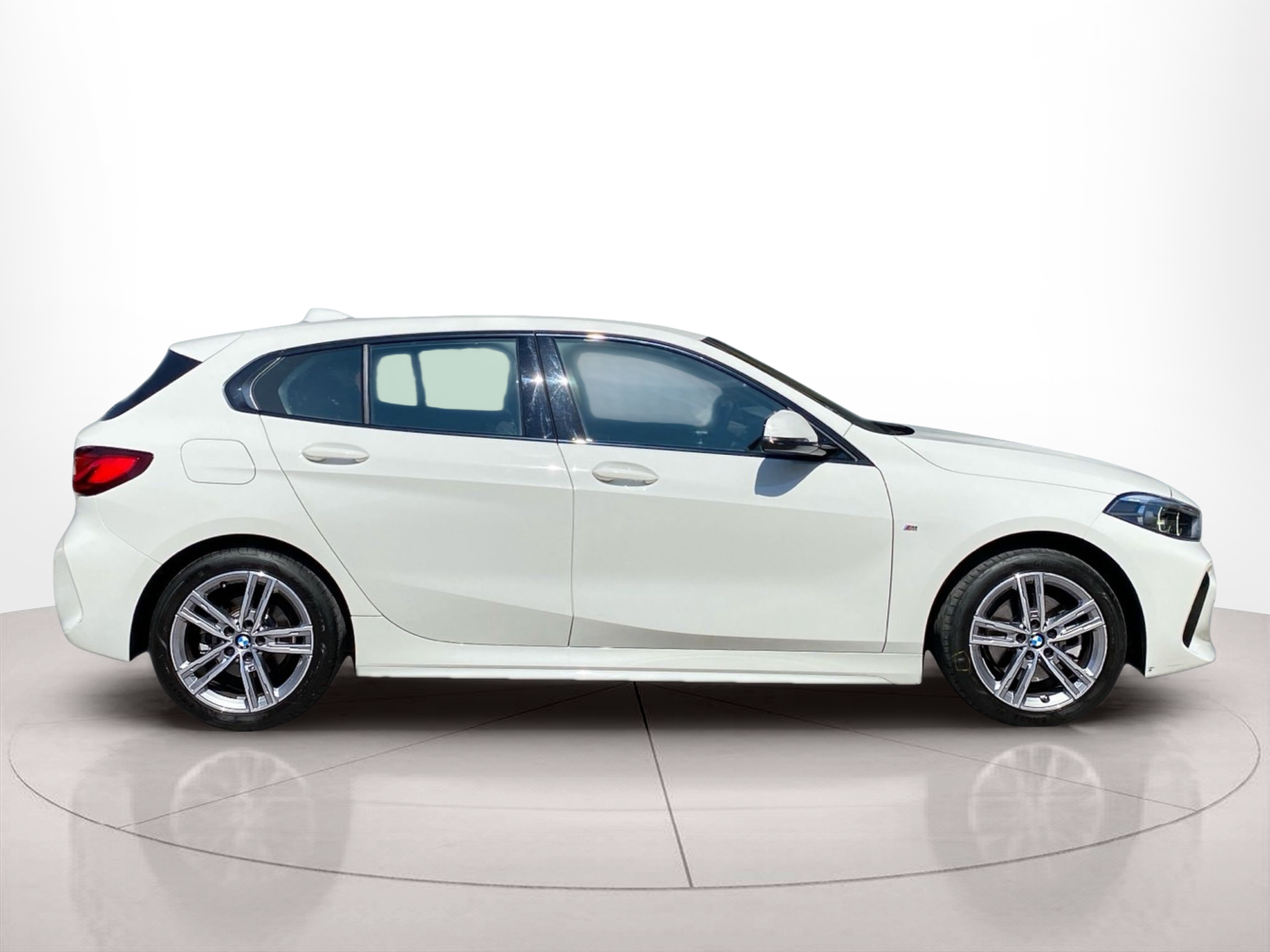 Fotos de BMW Série 1 116d color Blanco. Año 2020. 85KW(116CV). Diesel. En concesionario Caetano Baviera Cascais de Cascais