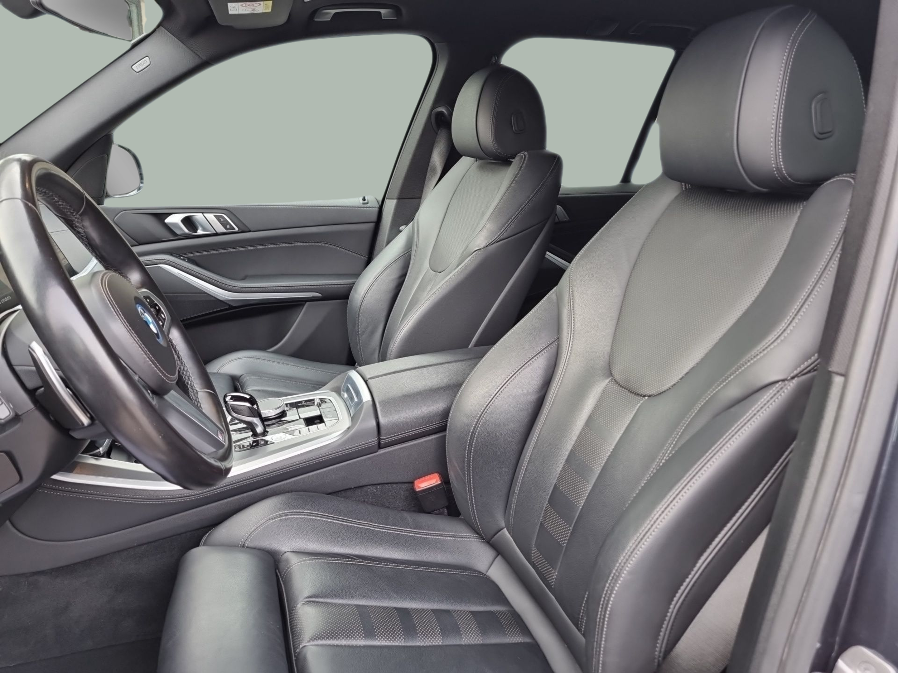 BMW X5 xDrive45e color Gris. Año 2022. 290KW(394CV). Elétrico / Gasolina Híbrido. En concesionario Caetano Baviera Santa Maria da Feira de Santa Maria da Feira