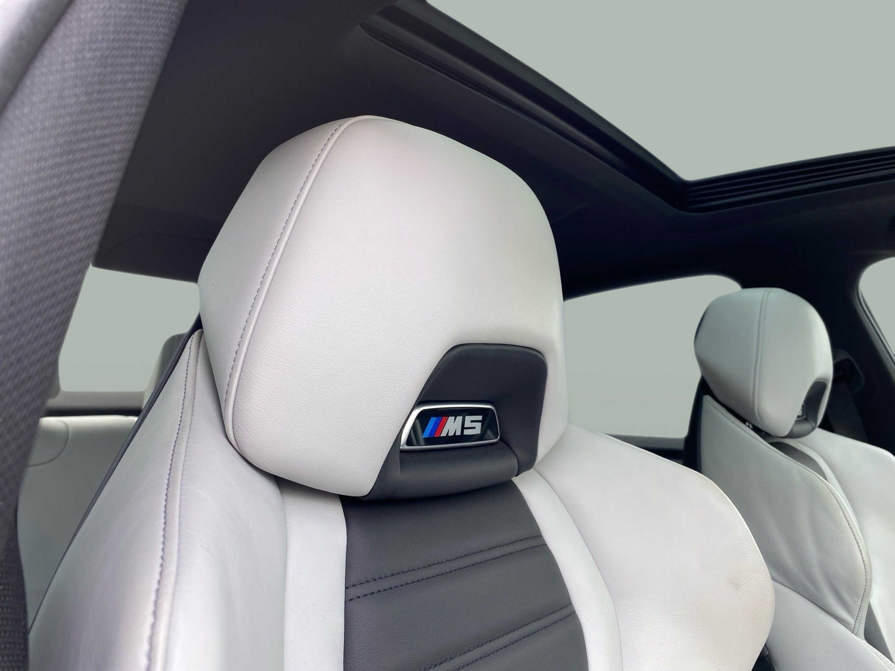 BMW M M5 Berlina color Azul. Año 2018. 441KW(600CV). Gasolina. En concesionario Caetano Baviera Lisboa de Lisboa