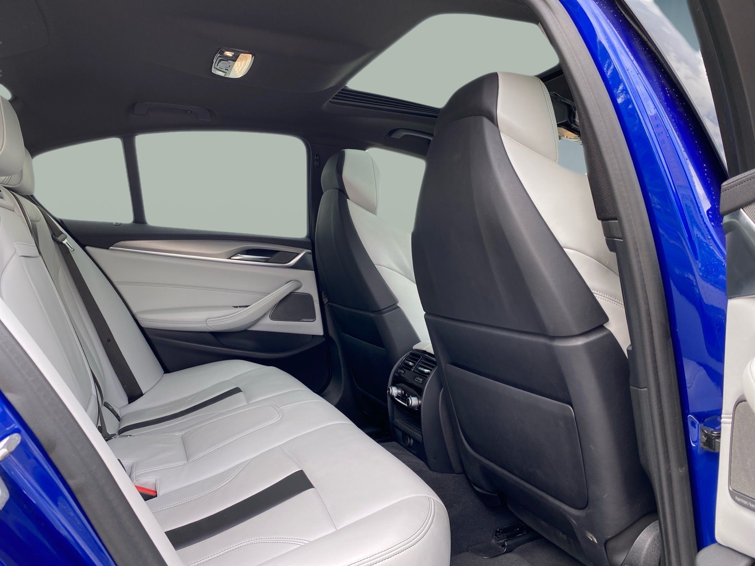 BMW M M5 Berlina color Azul. Año 2018. 441KW(600CV). Gasolina. En concesionario Caetano Baviera Lisboa de Lisboa