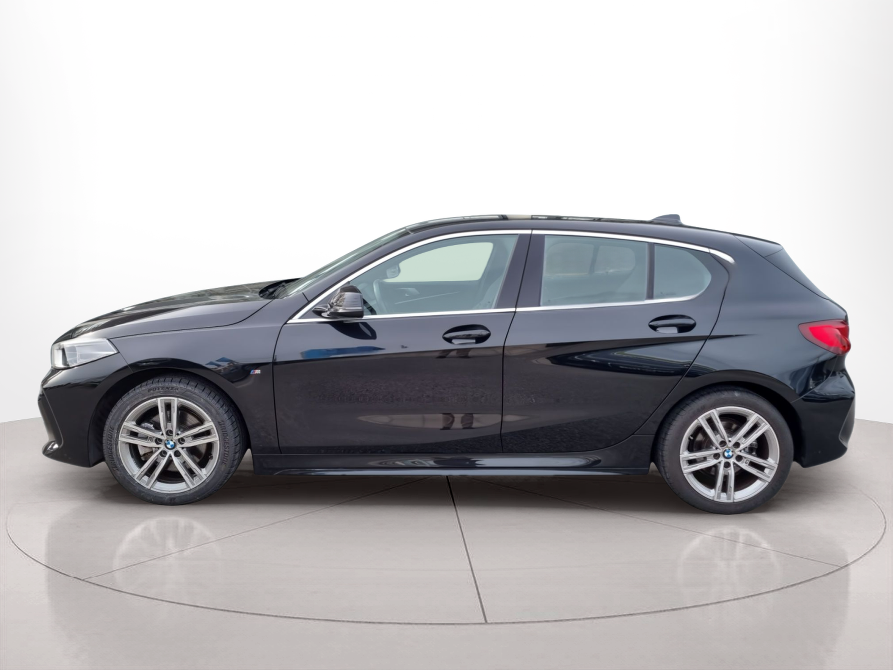 Fotos de BMW Série 1 116d color Negro. Año 2020. 85KW(116CV). Diesel. En concesionario Caetano Baviera Aveiro de Aveiro