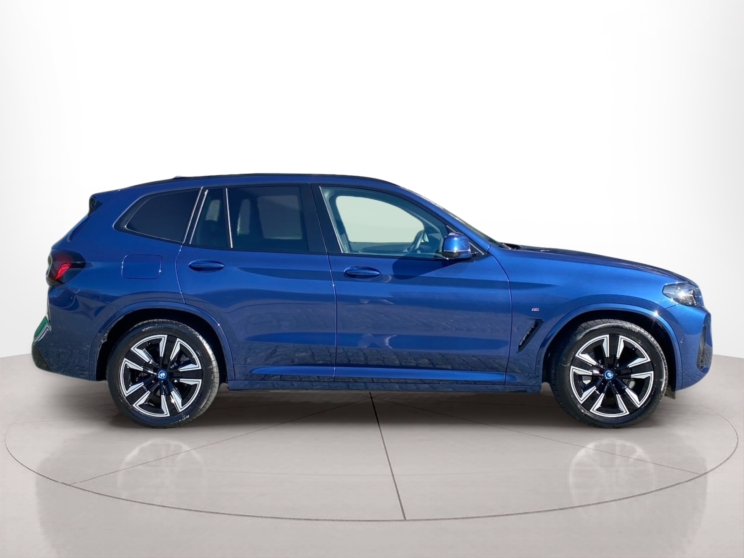 Fotos de BMW iX3 iX3 80 kWh color Azul. Año 2023. 210KW(286CV). Elétrico. En concesionario Caetano Baviera Lisboa de Lisboa