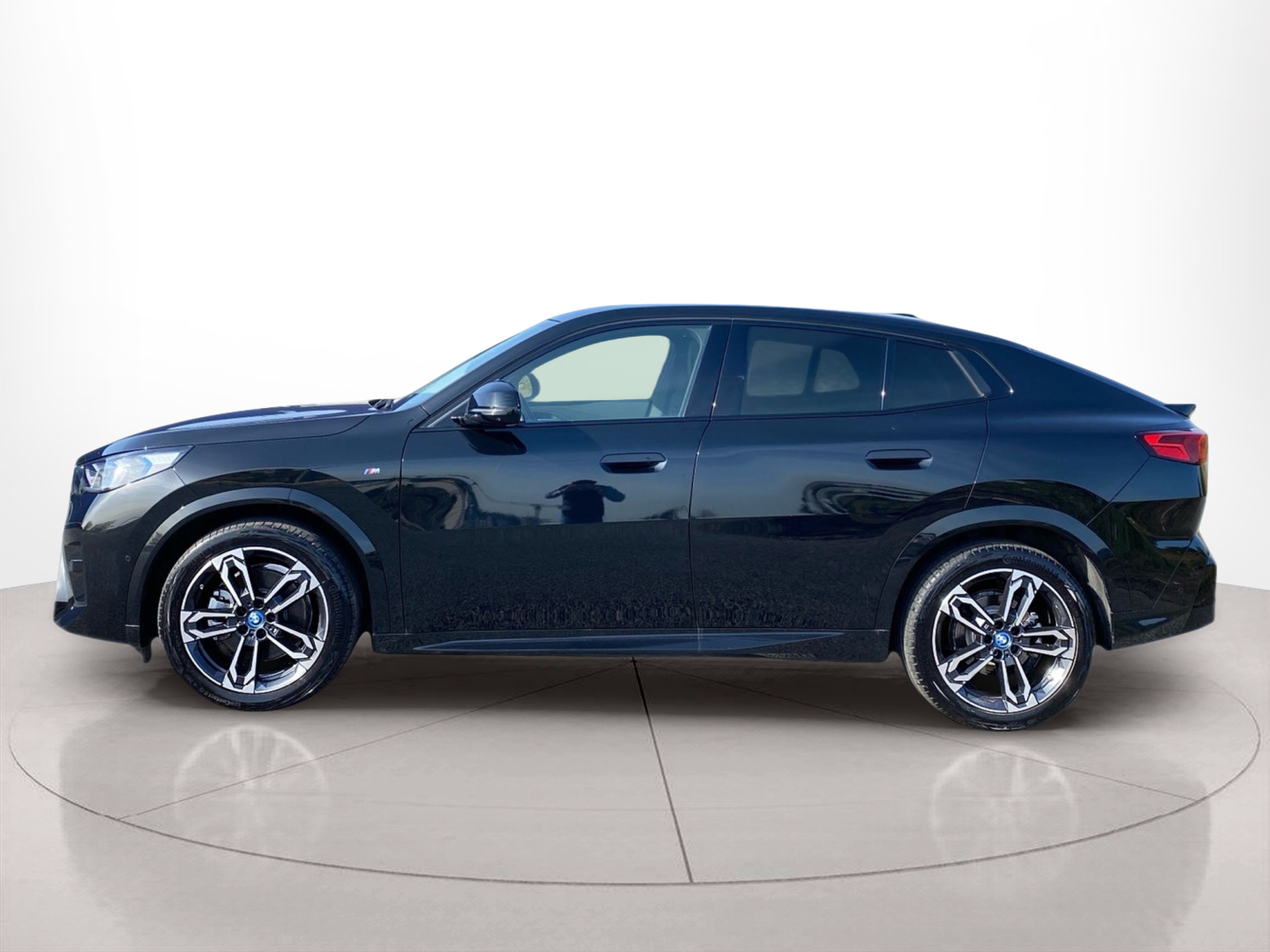 BMW iX2 xDrive30 color Negro. Año 2024. 230KW(313CV). Elétrico. En concesionario Caetano Baviera Lisboa de Lisboa