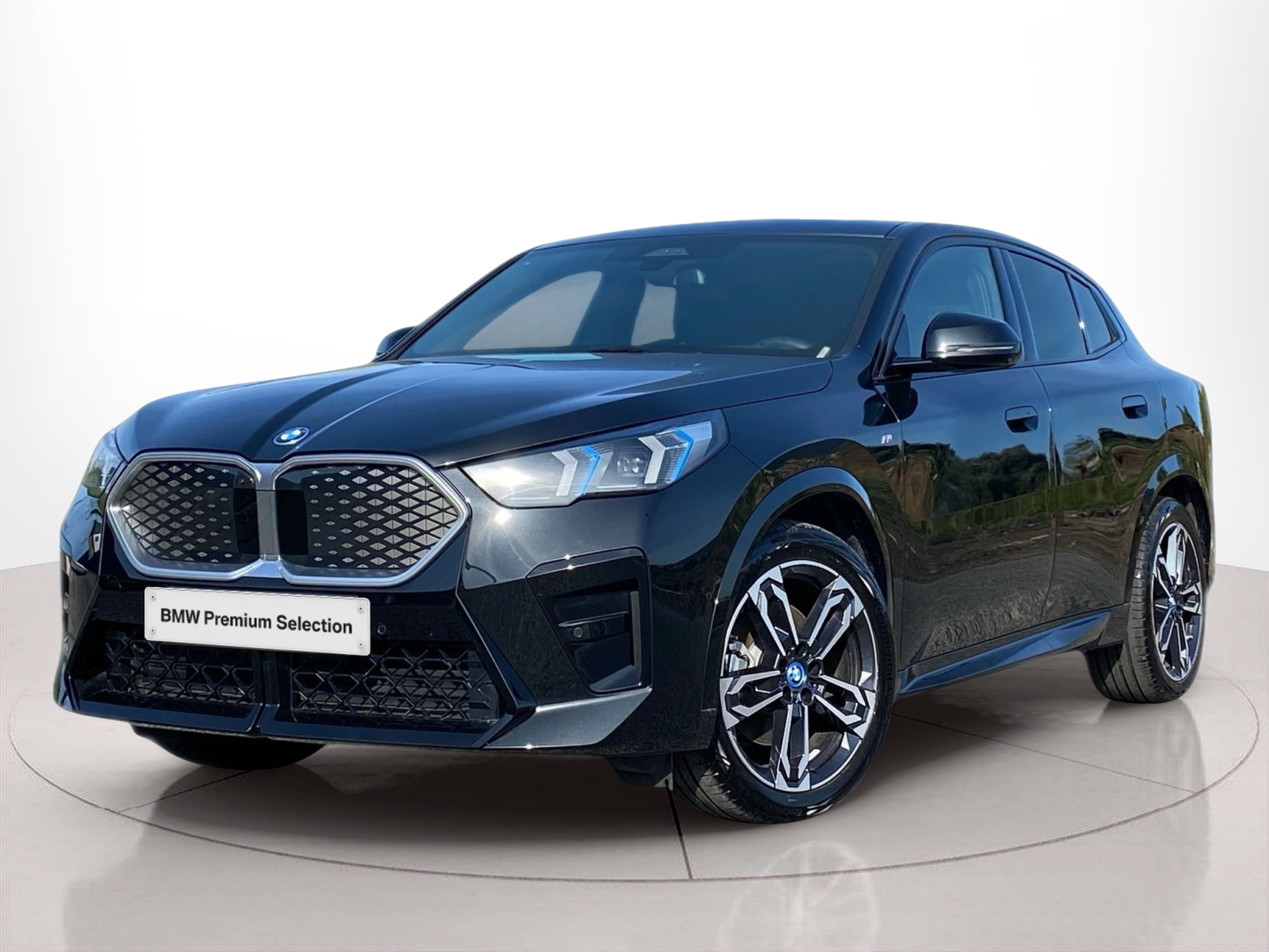 BMW iX2 xDrive30 color Negro. Año 2024. 230KW(313CV). Elétrico. En concesionario Caetano Baviera Lisboa de Lisboa