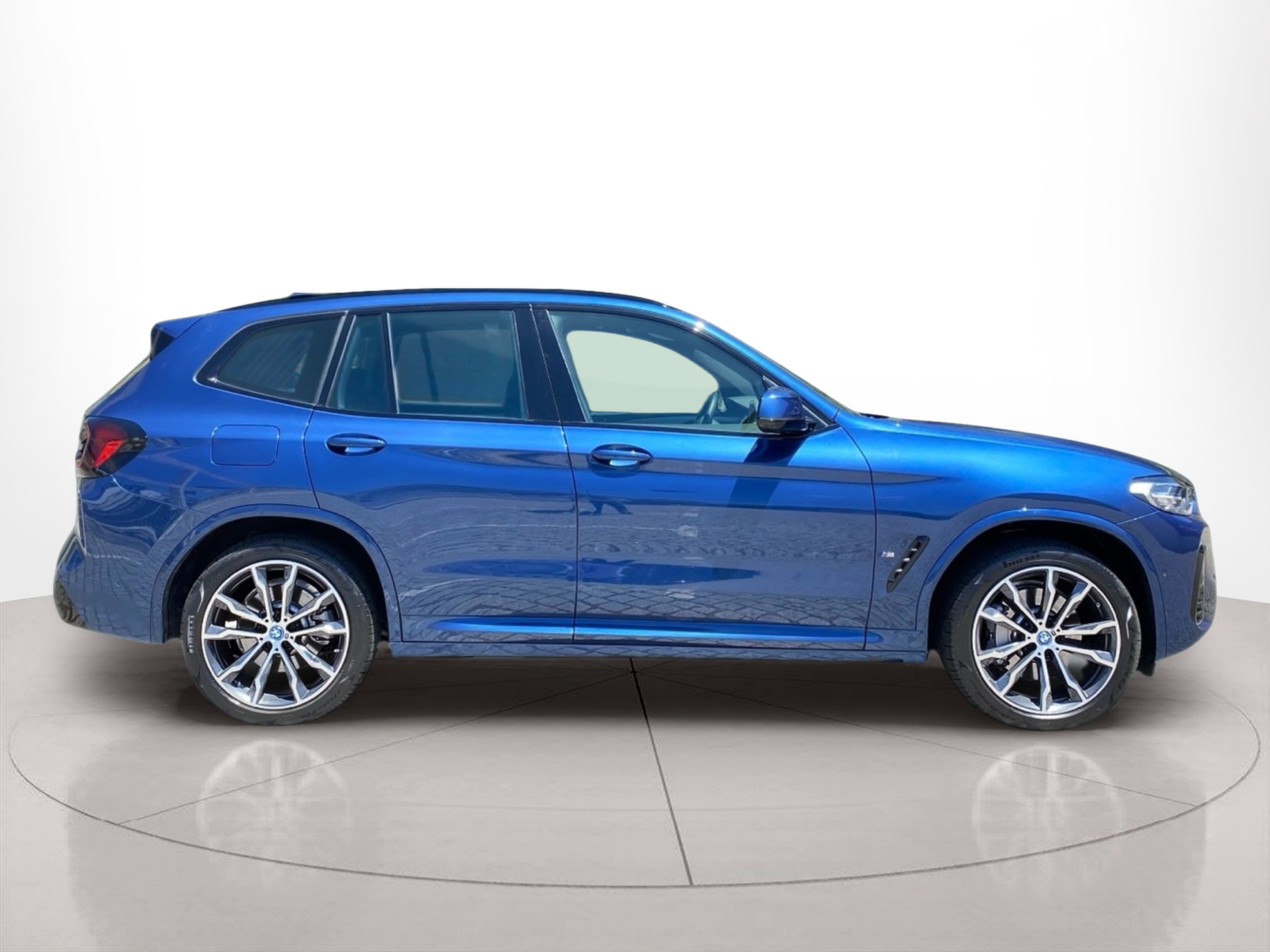 Fotos de BMW X3 xDrive30e color Azul. Año 2023. 215KW(292CV). Elétrico / Gasolina Híbrido. En concesionario Caetano Baviera Lisboa de Lisboa