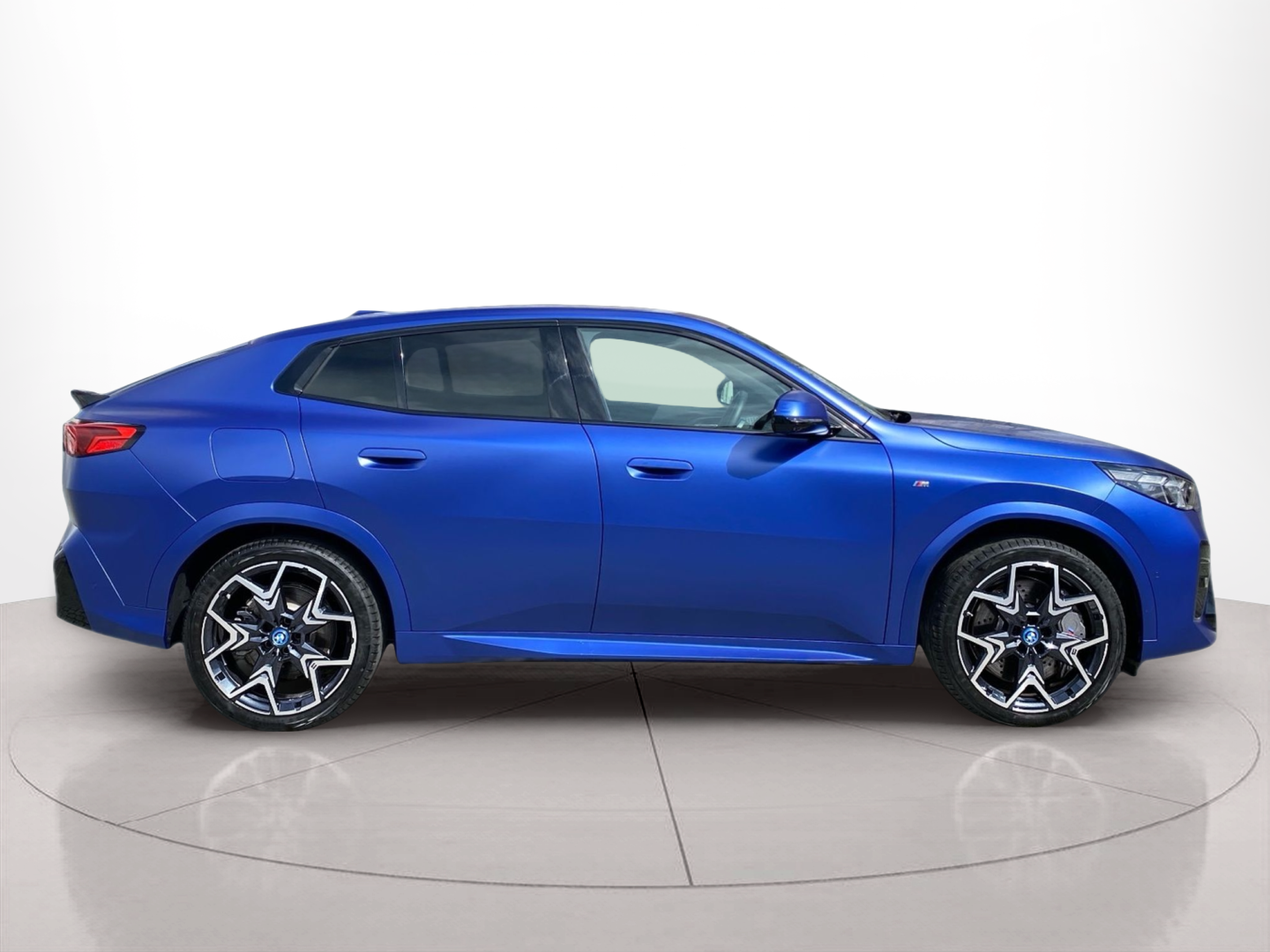 Fotos de BMW iX2 xDrive30 color Azul. Año 2023. 230KW(313CV). Elétrico. En concesionario Caetano Baviera Lisboa de Lisboa