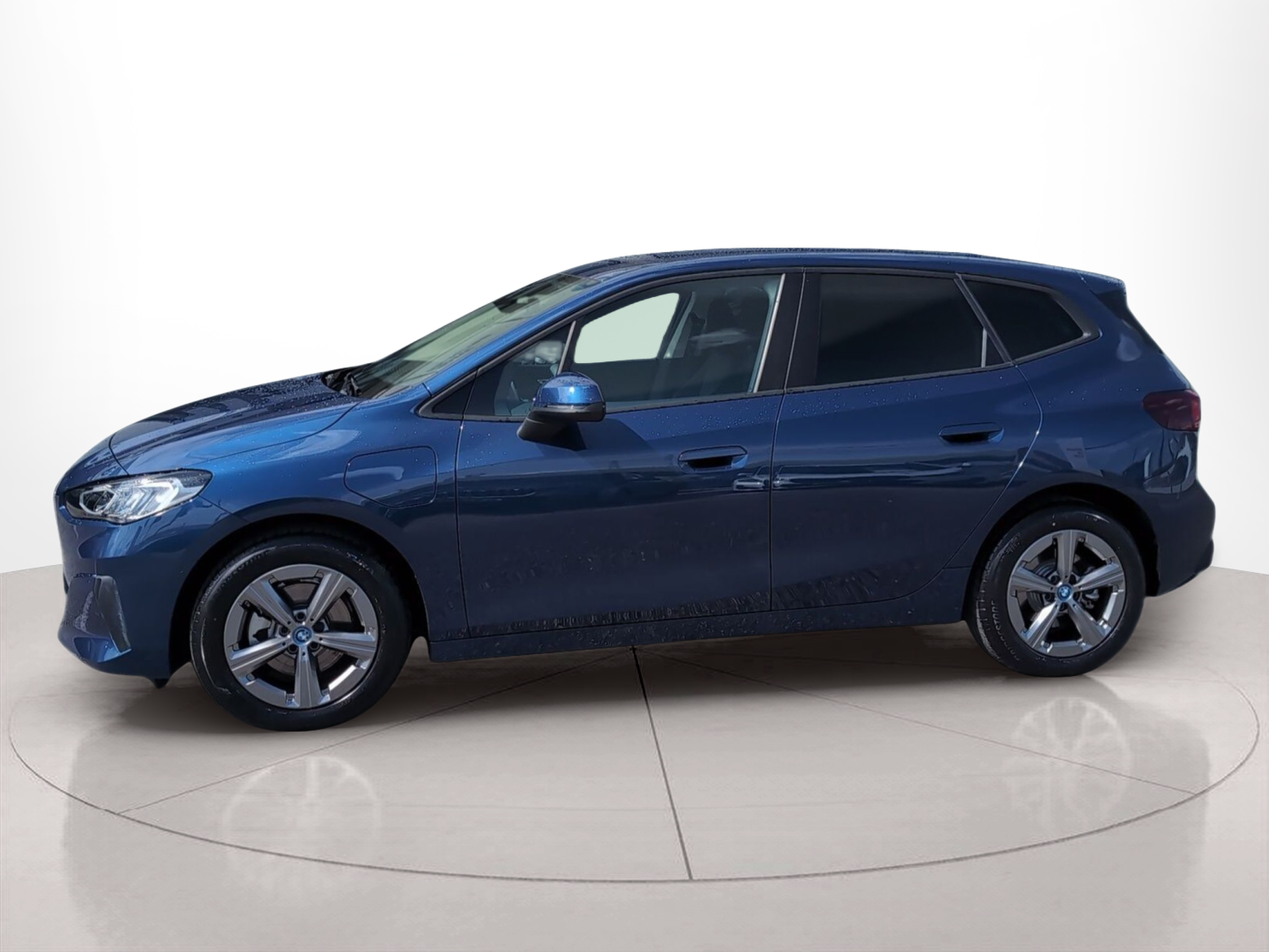 BMW Série 2 225xe Active Tourer color Azul. Año 2024. 180KW(245CV). Elétrico / Gasolina Híbrido. En concesionario Caetano Baviera Santa Maria da Feira de Santa Maria da Feira