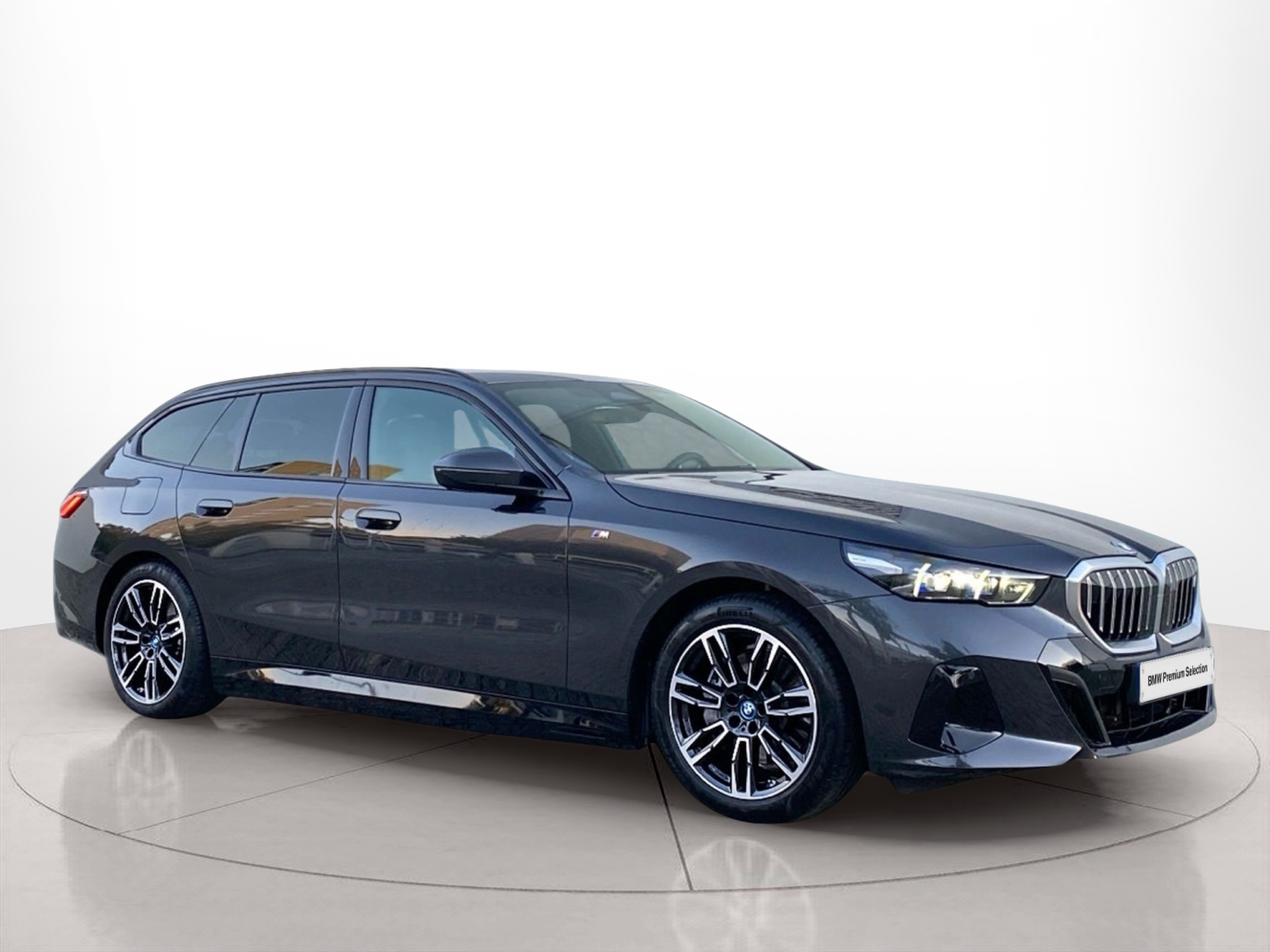 BMW i5 eDrive40 color Gris. Año 2024. 250KW(340CV). Elétrico. En concesionario Caetano Baviera Lisboa de Lisboa