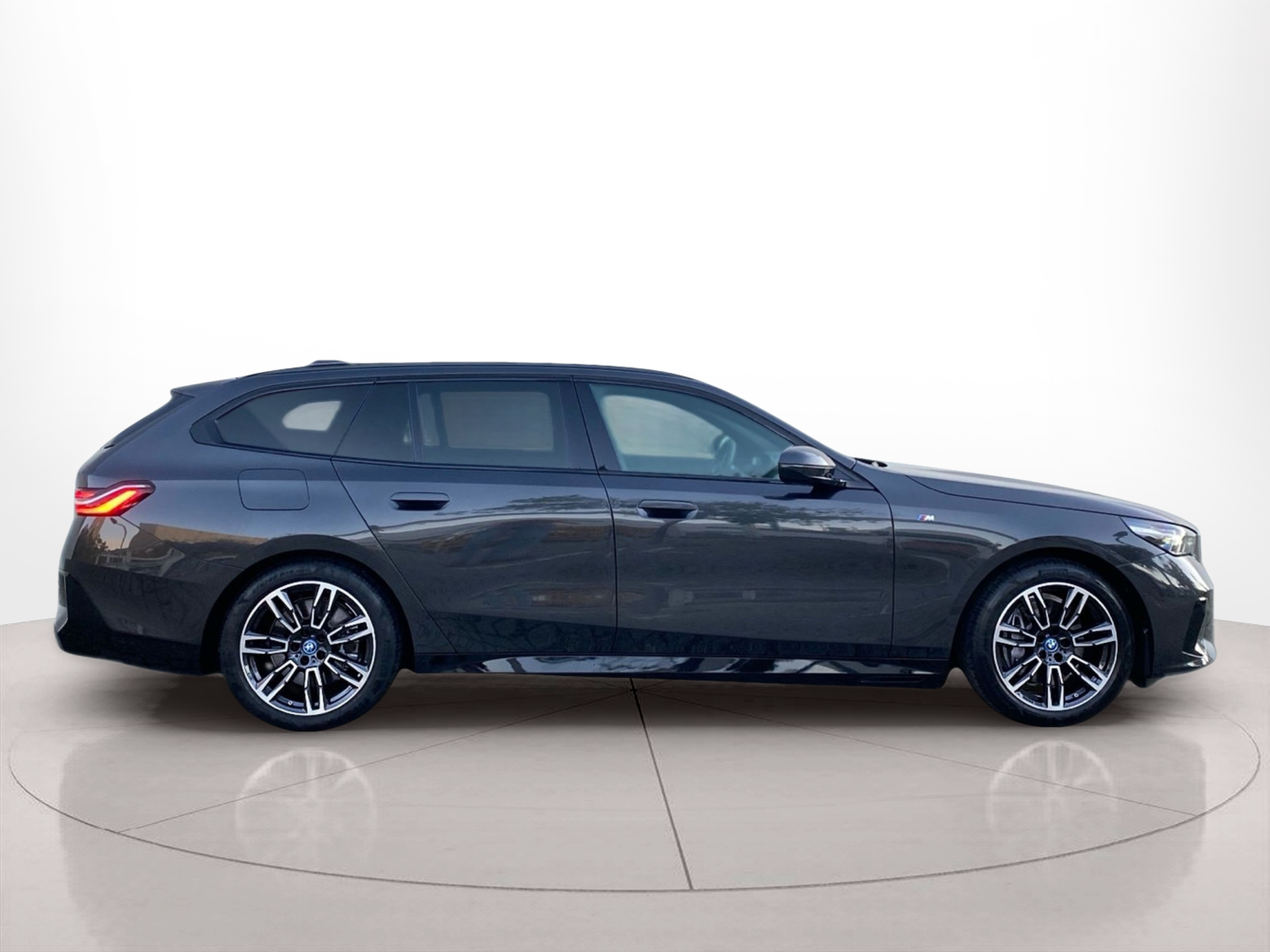 BMW i5 eDrive40 color Gris. Año 2024. 250KW(340CV). Elétrico. En concesionario Caetano Baviera Lisboa de Lisboa